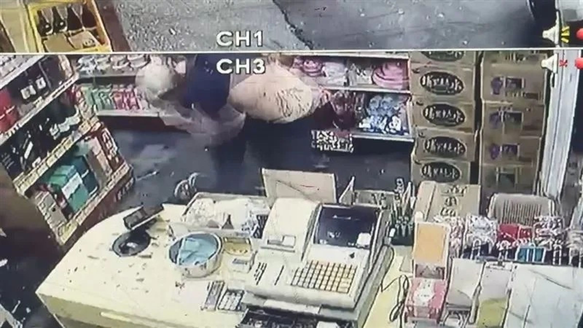 陳男無預警持剪刀將雜貨店老闆殺成重傷,行凶過程被監視器錄下。(警方提供)