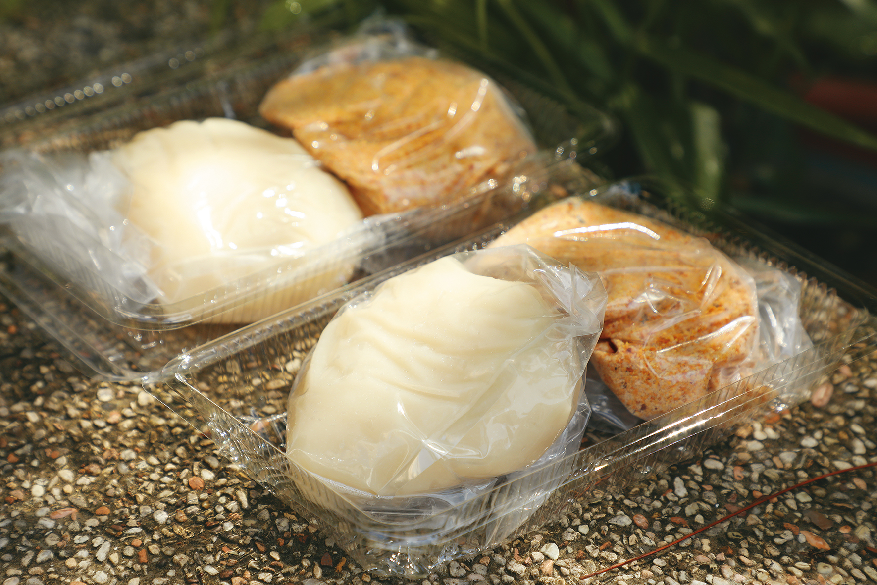 我只買到「原味麻糬」,旁邊附上花生糖粉,回家自己捏著吃。(50元/份)