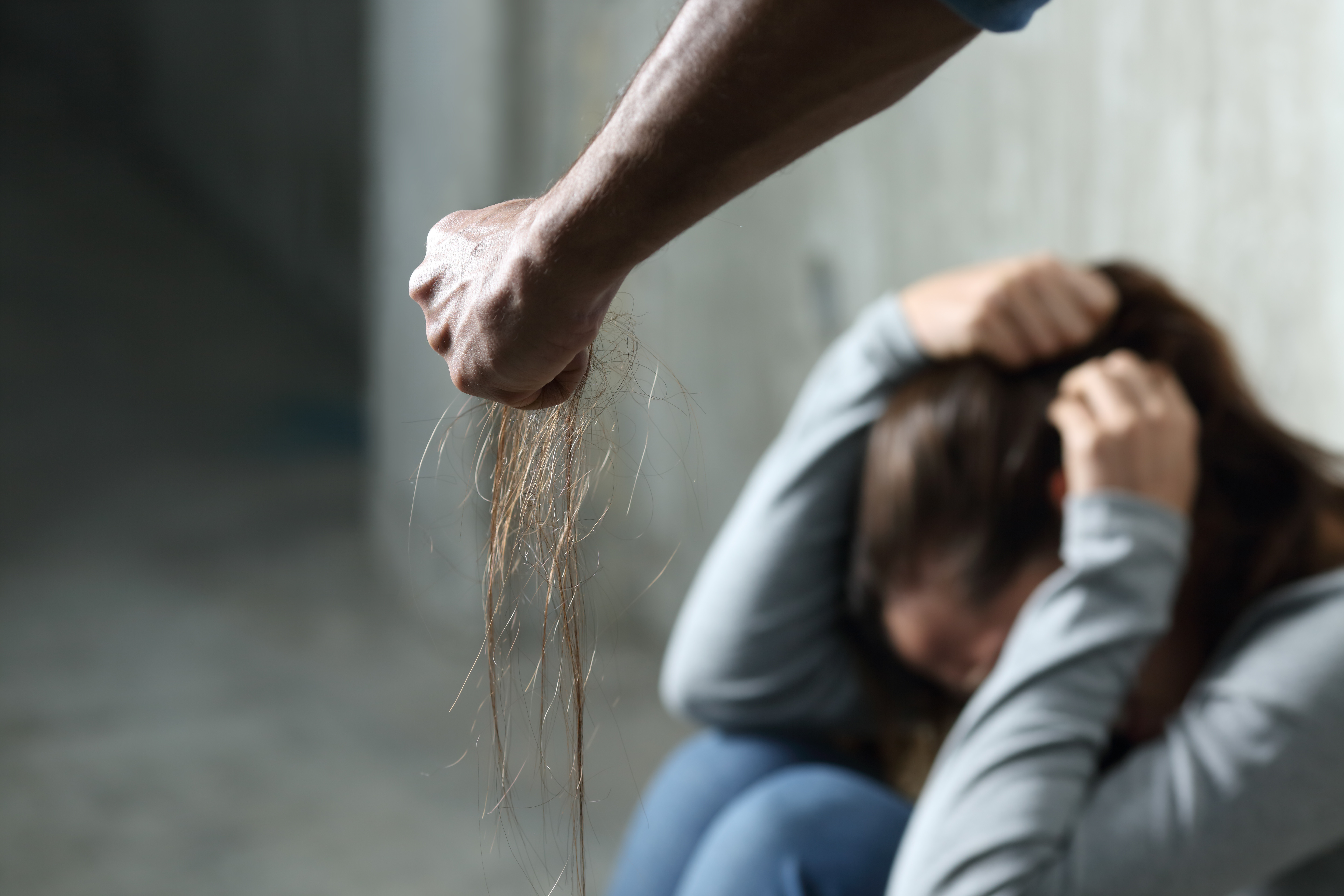15歲少年竟在吸食毒品後精神失控下,闖入母親房中施暴,並性侵得逞。示意圖。(東方IC)
