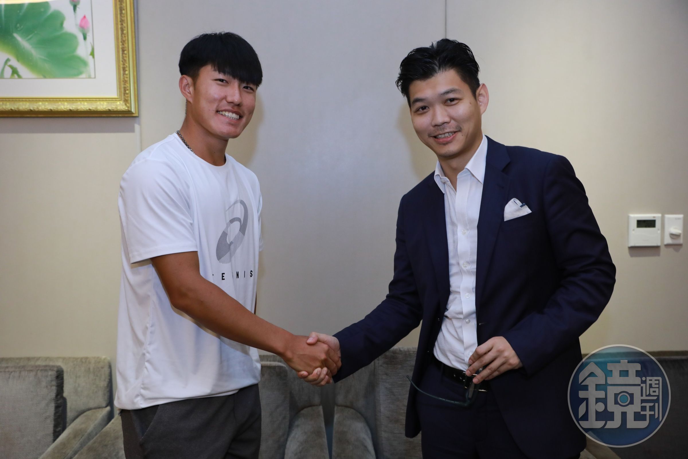 許育修當面向昇恆昌總經理江建廷表達謝意，江也期盼許育修再創佳績。