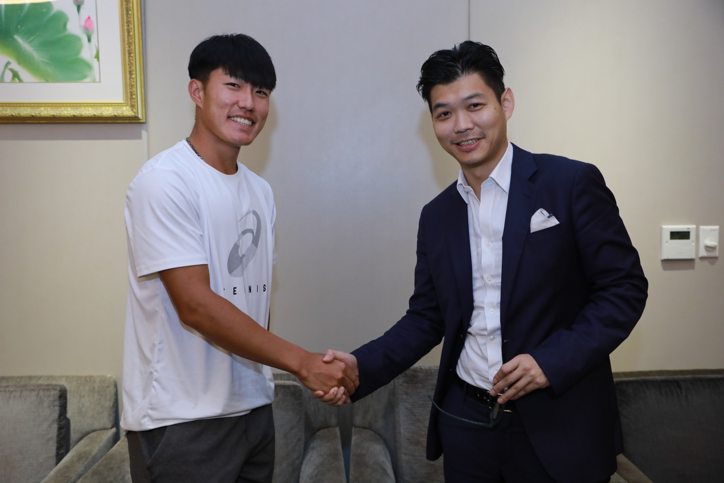 許育修當面向昇恆昌總經理江建廷表達謝意，江也期盼許育修再創佳績。