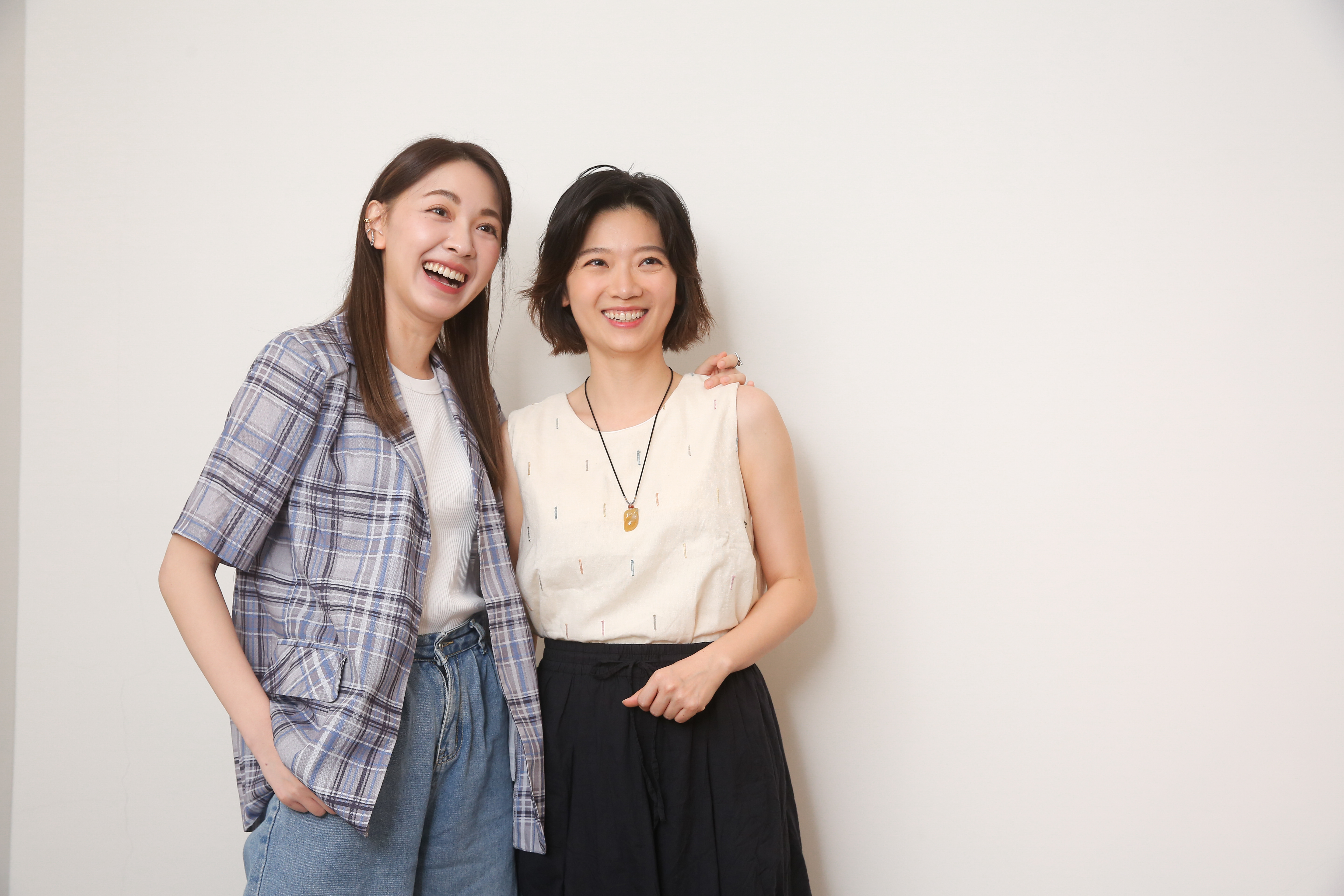 林玟誼（左）、傅小芸今天出席大愛新劇《你好，我是誰2》媒體茶敘。