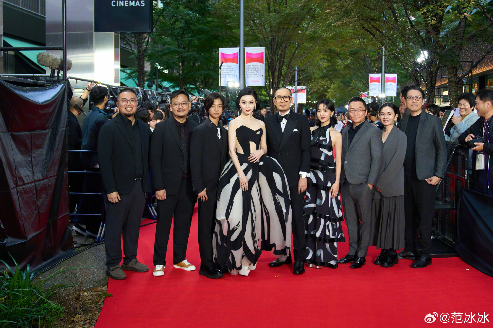 導演張吉安率范冰冰、許恩怡、白潤音等演員及《地母》劇組等人現身東京影展紅毯。（范冰冰微博）