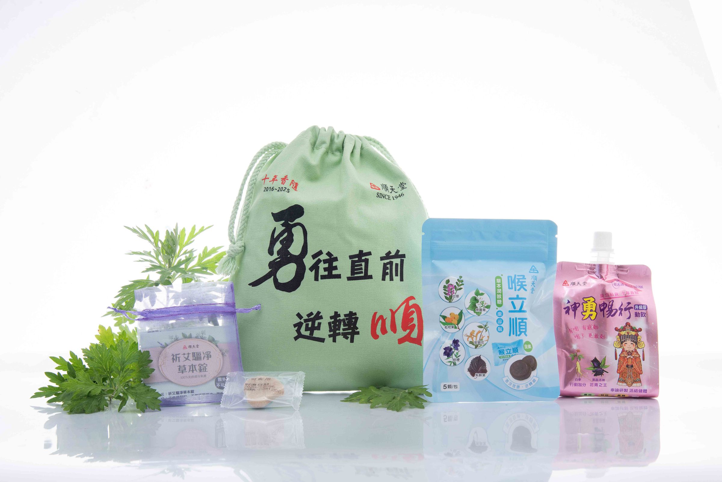 順天堂連續10年參與白沙屯媽祖遶境，提供骨密度檢測及結緣品給香燈腳健康補給。(順天堂提供)