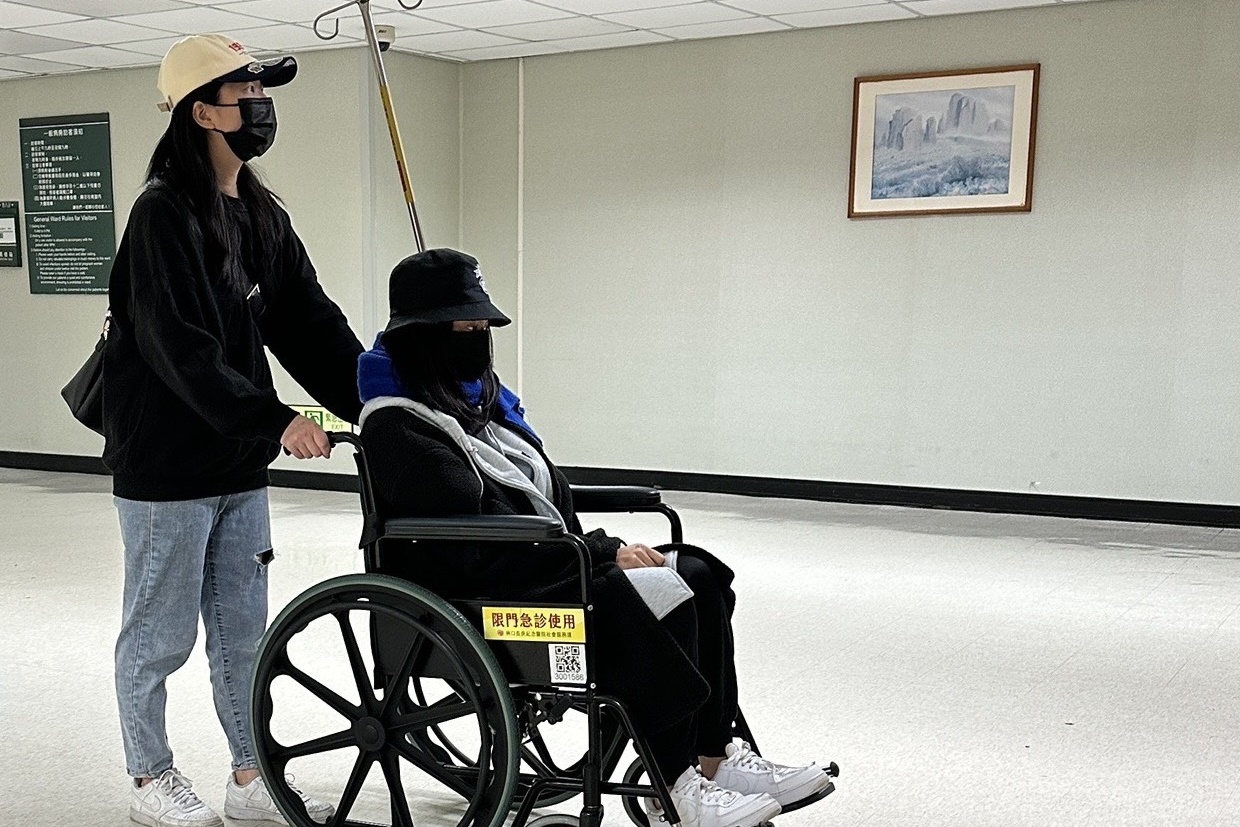 22日中午，藝人顏曉筠被目擊全身包得密不透風坐輪椅從林口長庚出院。（讀者提供）