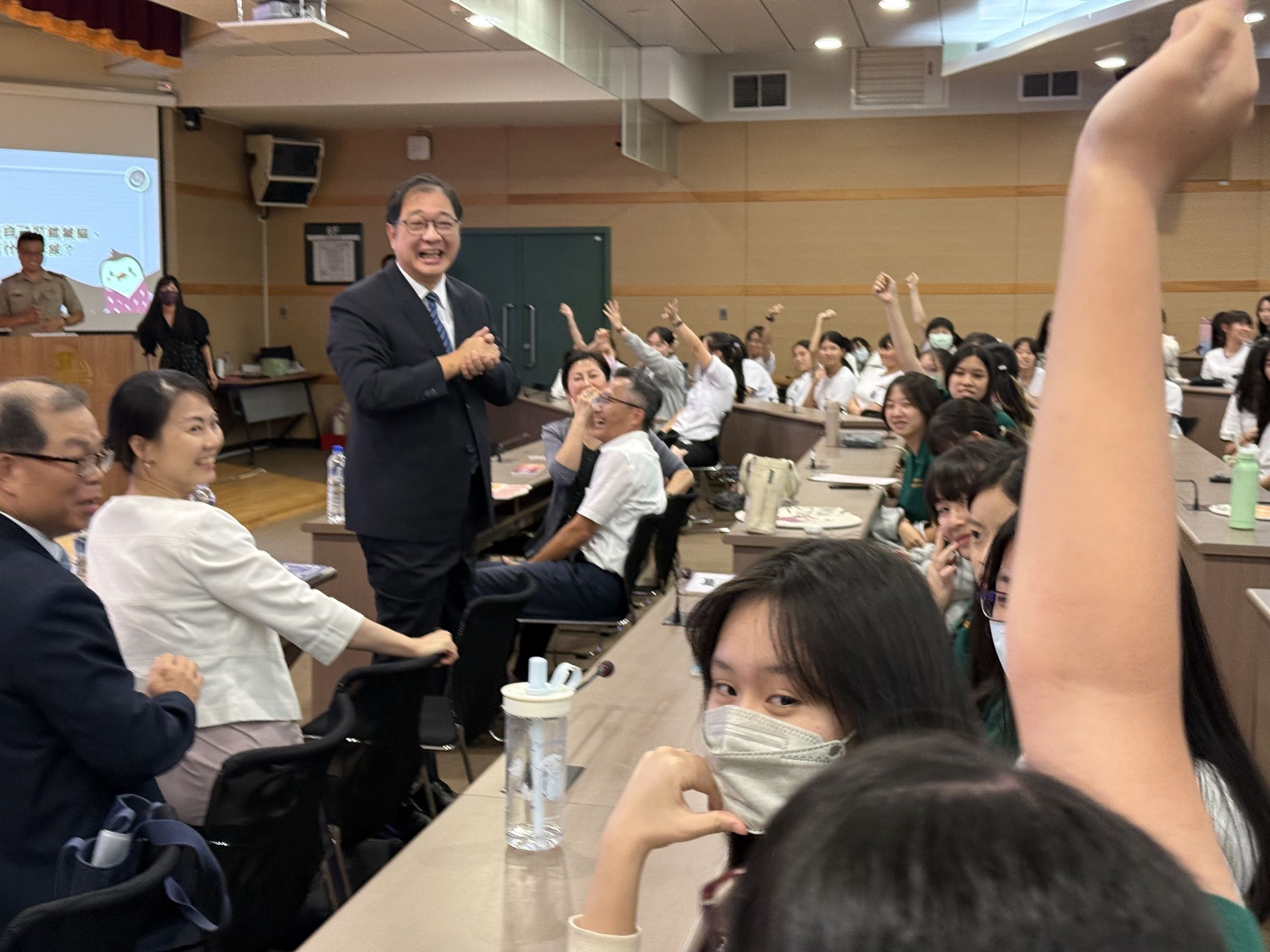 法務部在北一女舉辦「守護正義不打烊—青春與正義的對話」活動,希望透過與青年學子對話,提升年輕世代的法治觀念,共同防禦日益猖獗的詐騙手法。部長鄭銘謙與同學們互動熱烈,感謝校方大力支持法治教育,眾人並合影留念。(法務部提供)
