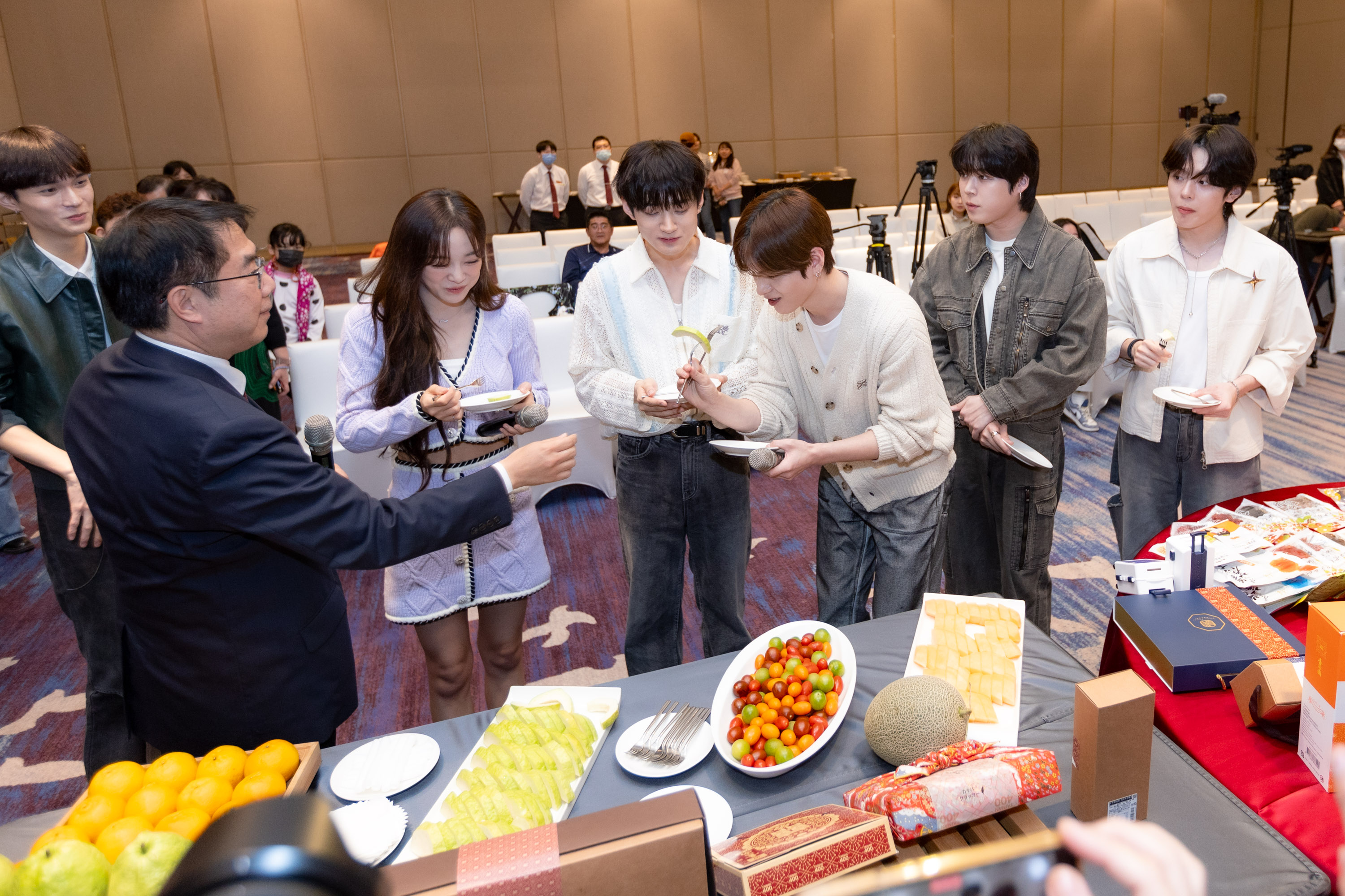 台南市長黃偉哲餵VERIVERY成員吃哈密瓜，金世正也稱讚：「這是我吃過最甜的哈密瓜。」（台南好YOUNG提供）