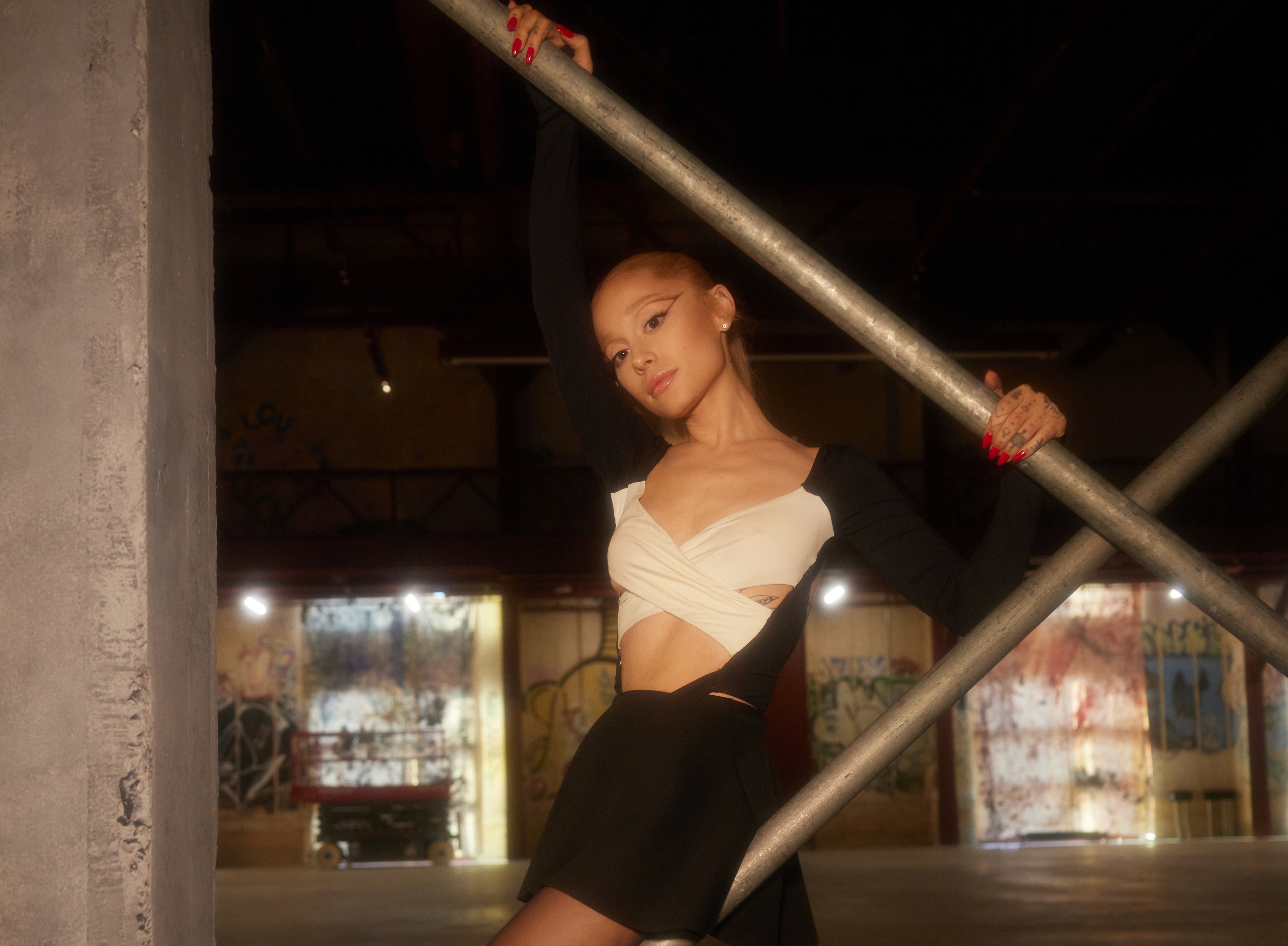 亞莉安娜選擇跟緋聞進行直球對決，用新歌回敬各種質疑的言論。（Katia Temkin攝／環球音樂提供）