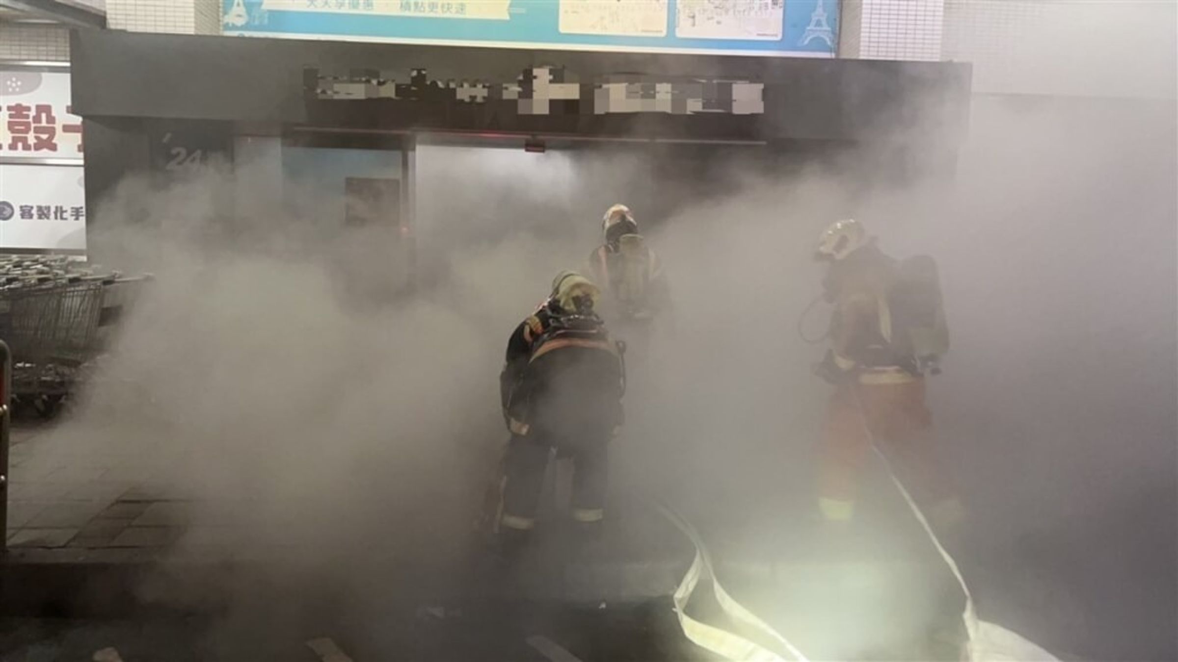 桃園中壢家樂福中原店3日凌晨發生一起火災,經調查是3名男子玩弄殺蟲劑,引發火災。(桃園市政府消防局提供)