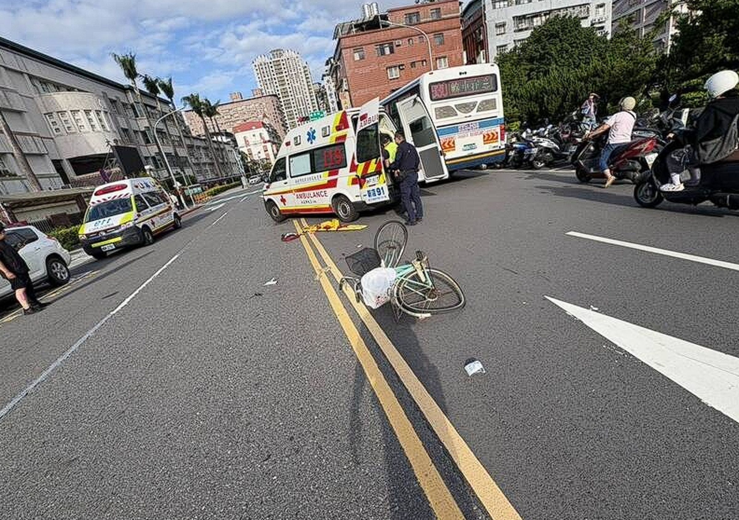 新北新店發生一起機車和單車碰撞的車禍意外,2人送醫後皆宣告不治。(翻攝畫面)