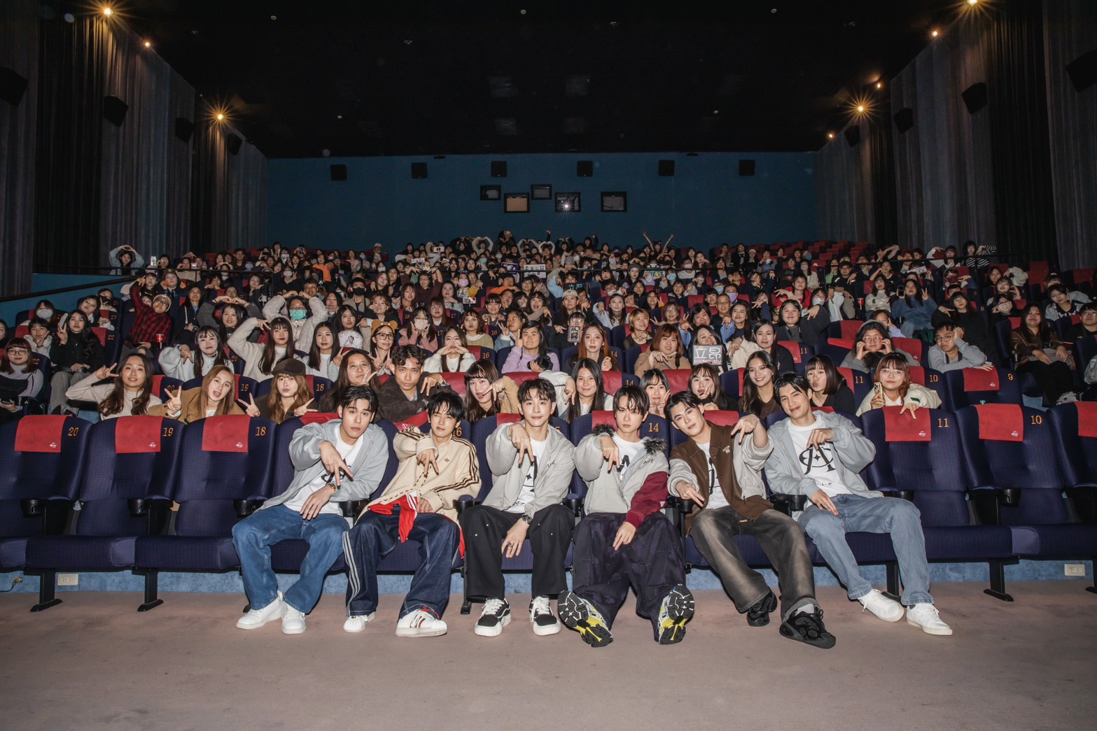 《男公館》演員群今和粉絲相見歡。(《男公館》提供)