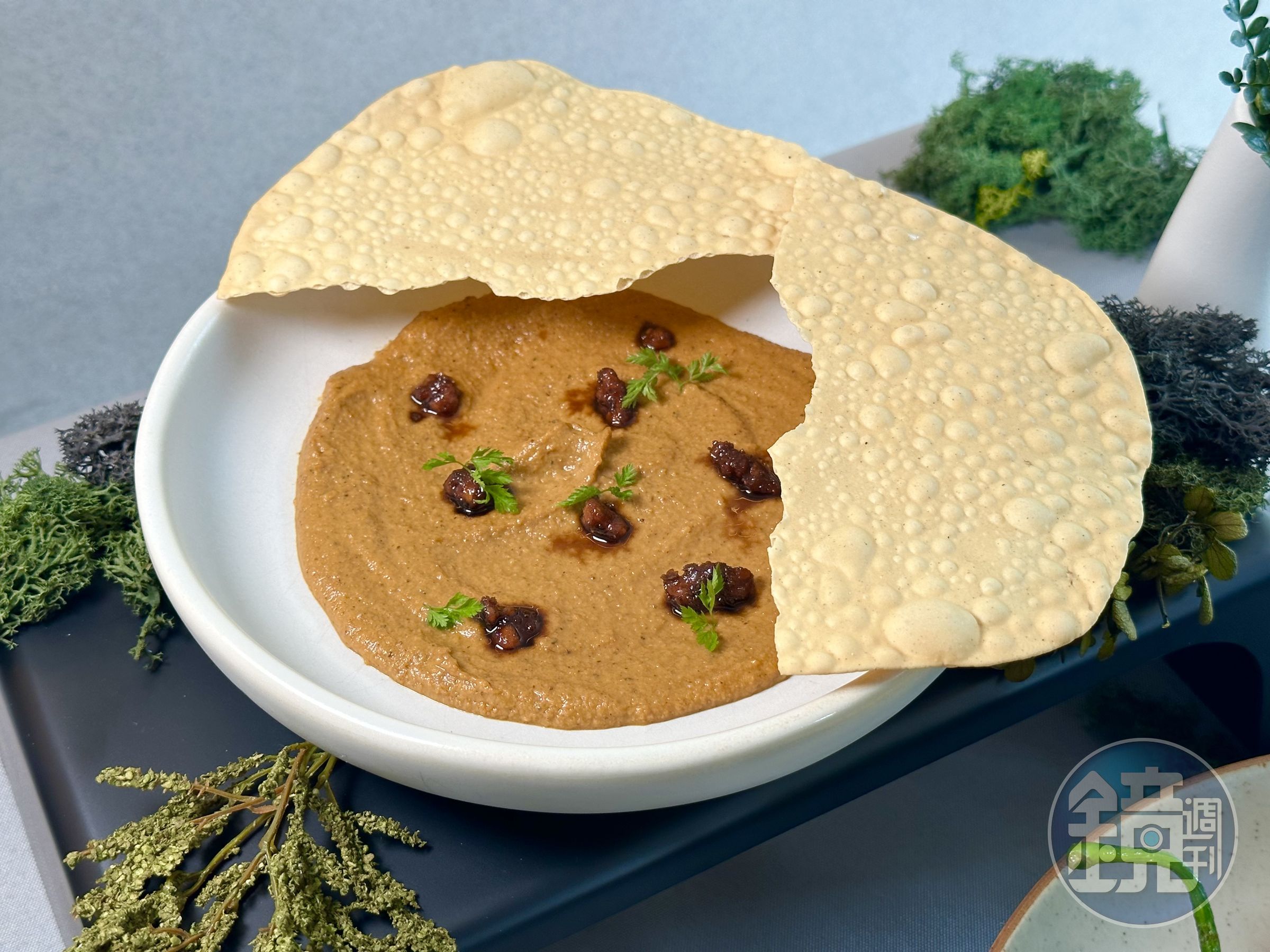 「核桃甜椒醬小脆餅」把薄餅剝成小片蘸醬吃,能嘗到煙燻味和甜椒的香甜。(230元/份)