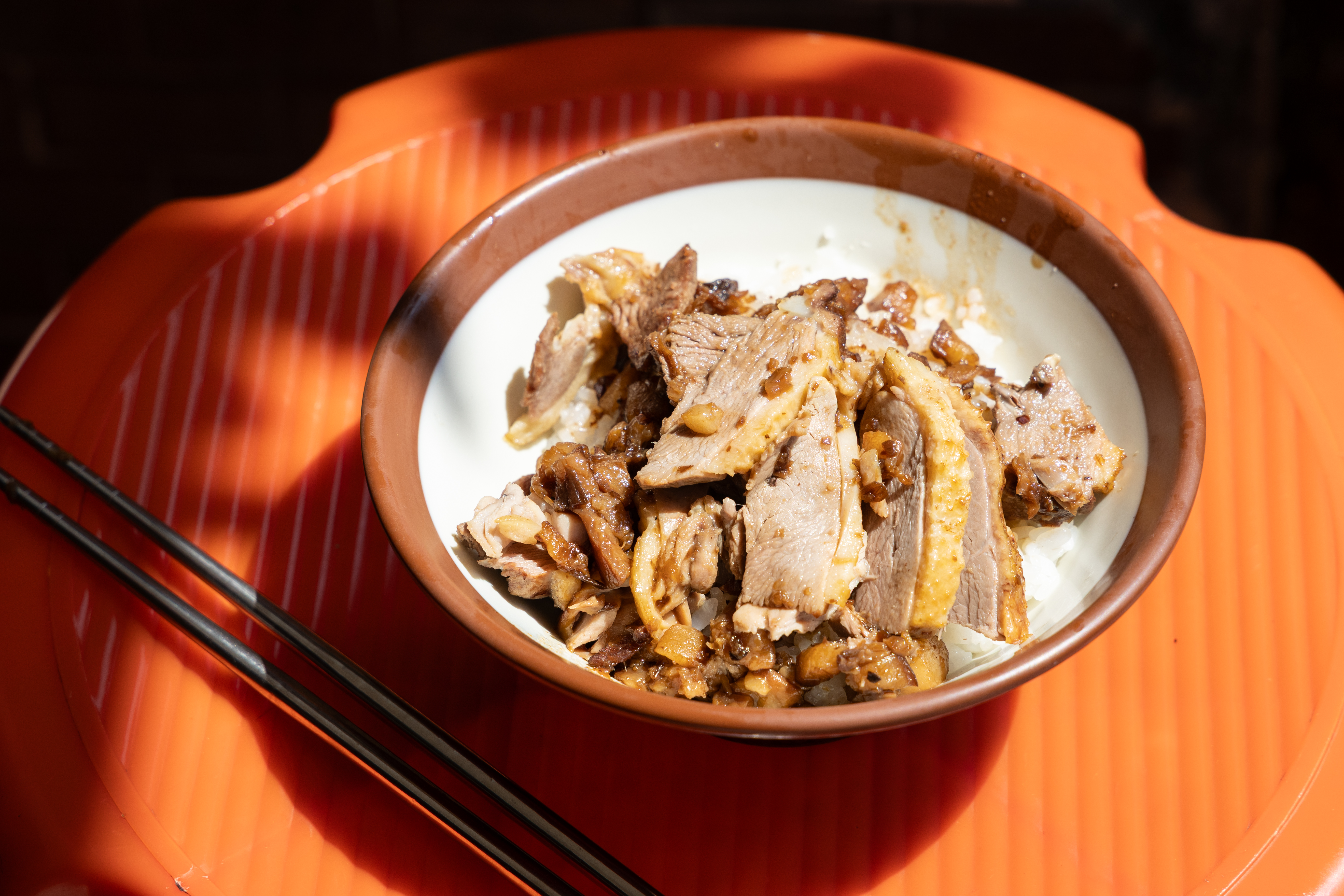 創立於1960年的「鴨肉珍」是獲得米其林必比登推介的名店,招牌鴨肉飯的特色,在於香濃不膩的肉臊與片片鴨肉相互襯托。(鄭祺耀攝)