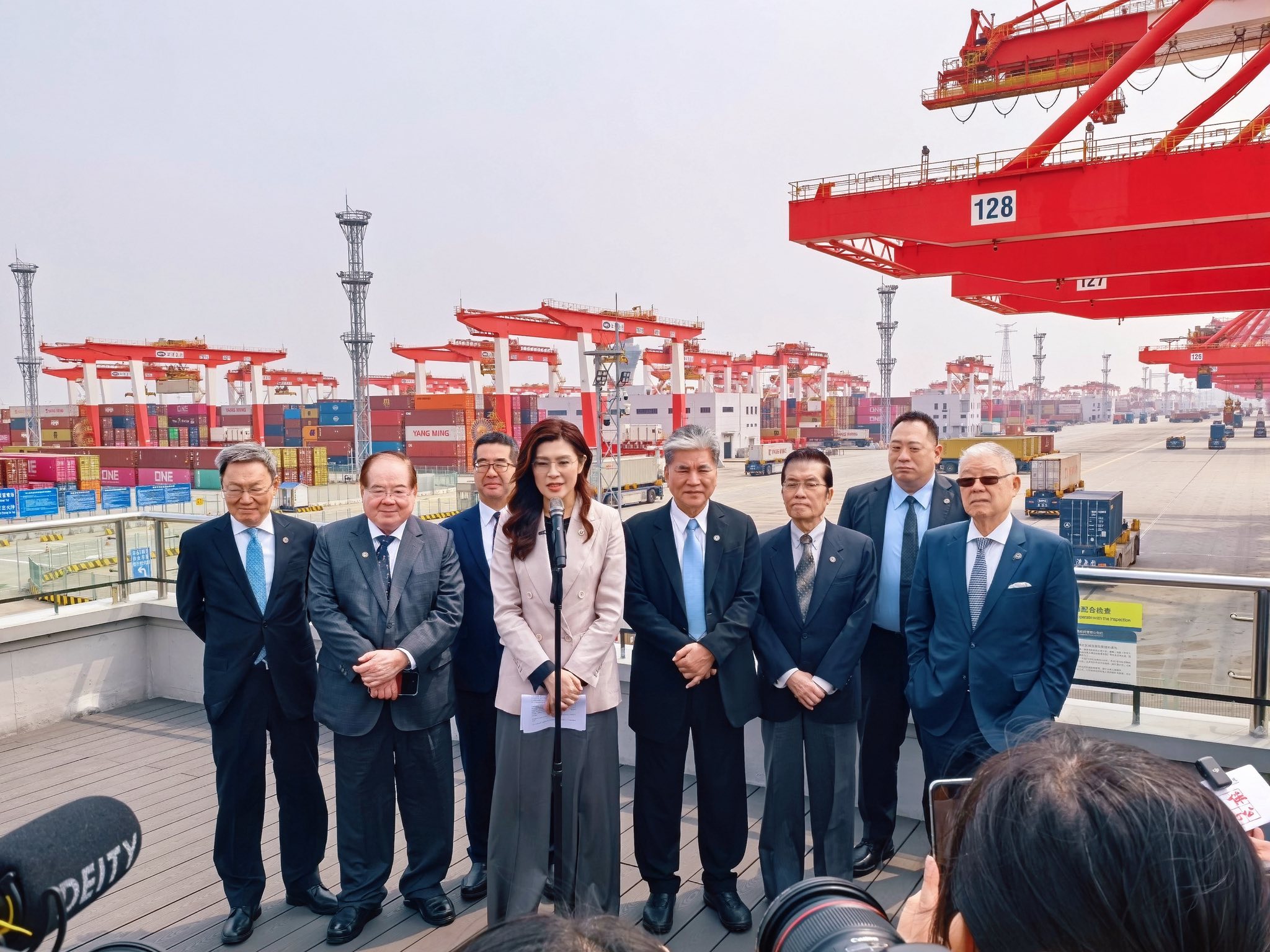 鄭麗文訪中之際，中國除持續派共機艦擾台外，今還無預警宣布在黃海進行實彈射擊。（翻攝自鄭麗文臉書）