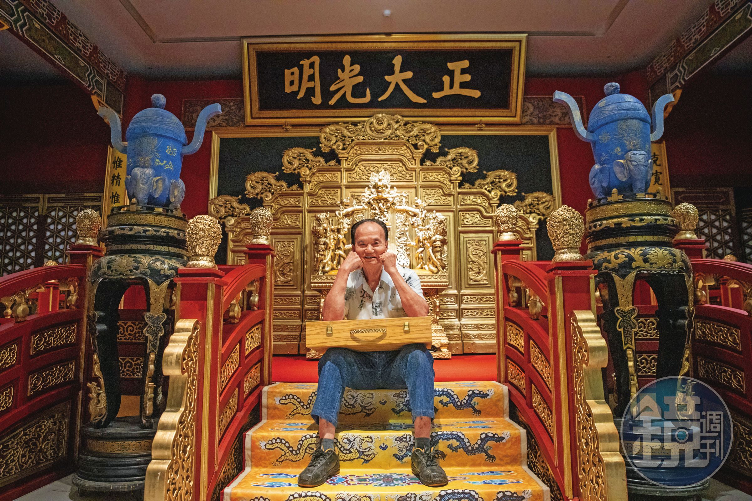 金鐘60特別貢獻獎得主葉輝龍在台視木工廠工作逾30年,憑一張照片就可以製作出龍椅。
