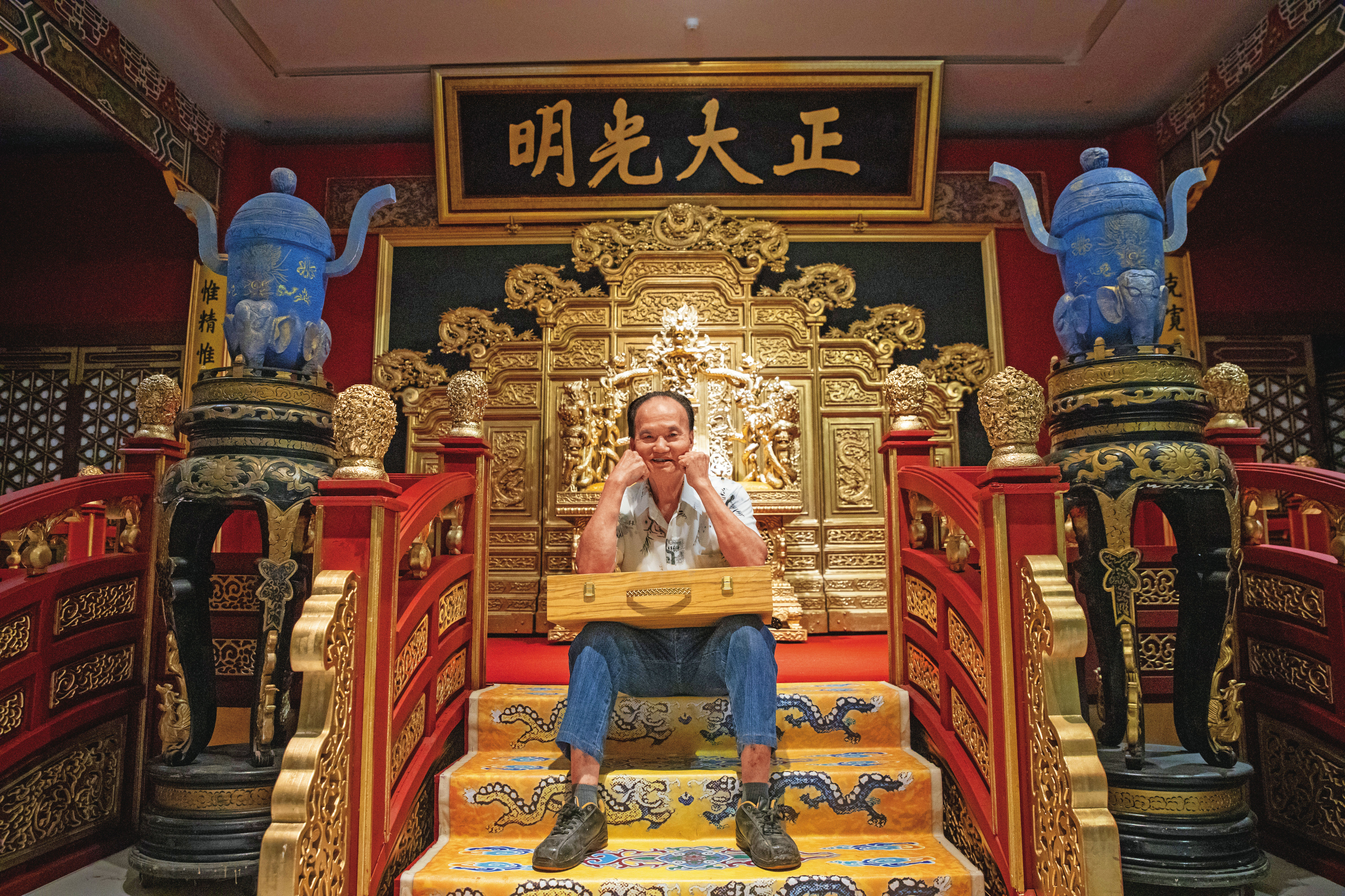 金鐘60特別貢獻獎得主葉輝龍在台視木工廠工作逾30年，憑一張照片就可以製作出龍椅。