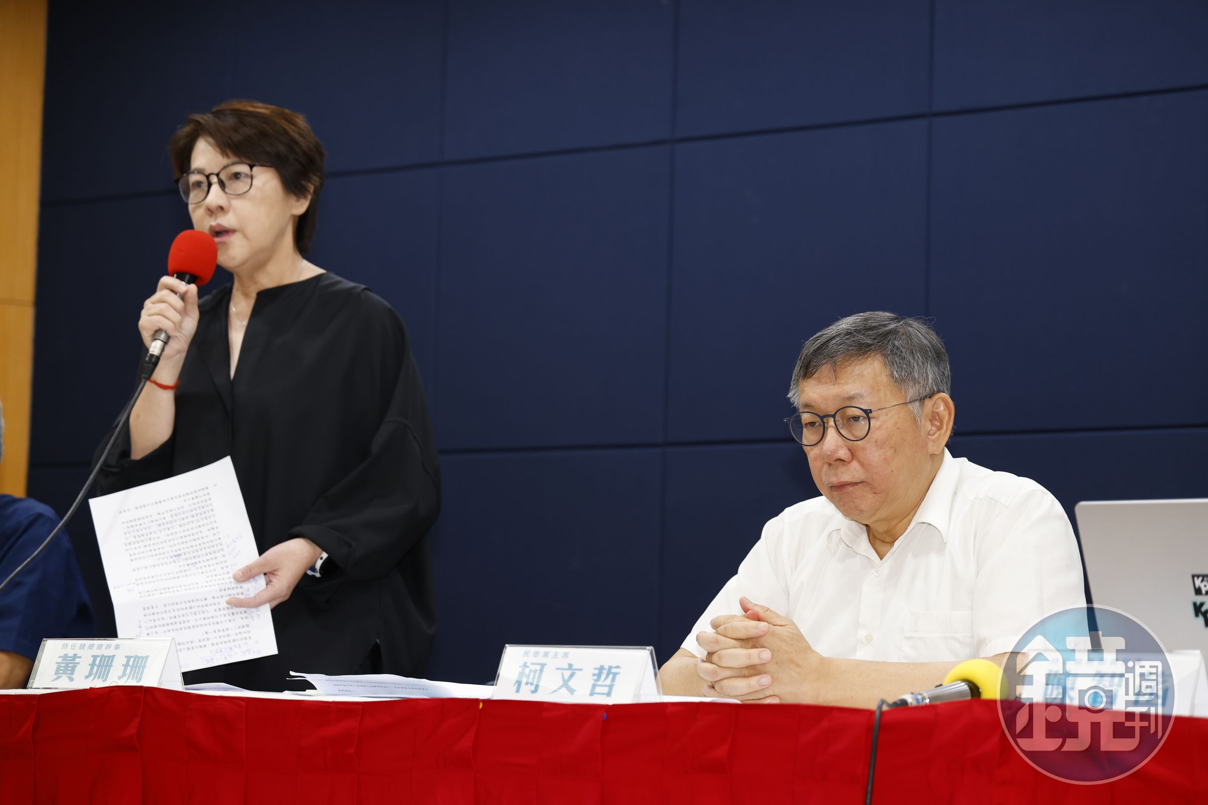 柯文哲（右）今日率時任競選團隊成員於14時召開記者會說明，包含時任競選總幹事黃珊珊（左）、副總幹事陳智菡及財務長李文宗親自向向社會大眾釋疑。