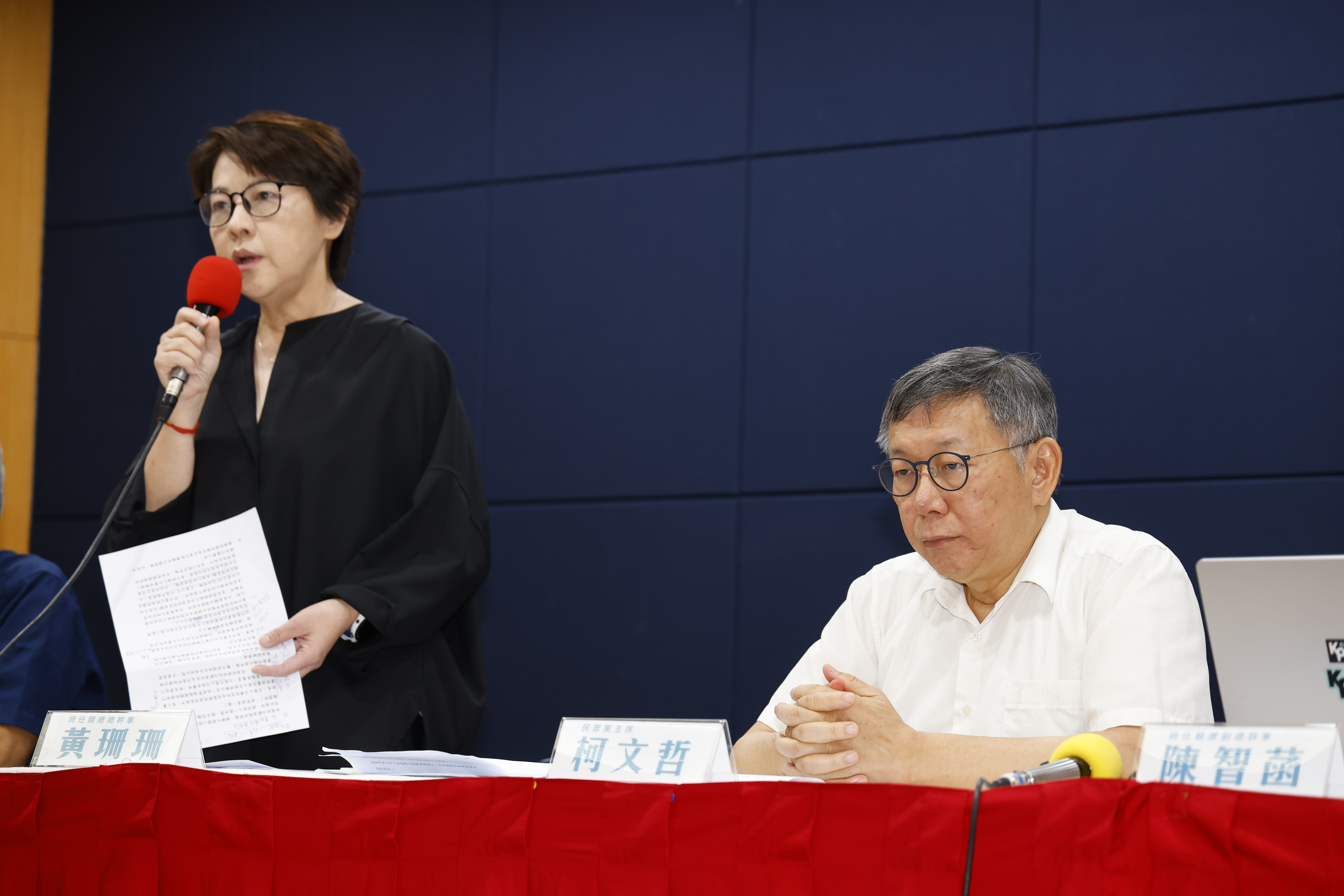 柯文哲（右）今日率時任競選團隊成員於14時召開記者會說明，包含時任競選總幹事黃珊珊（左）、副總幹事陳智菡及財務長李文宗親自向向社會大眾釋疑。