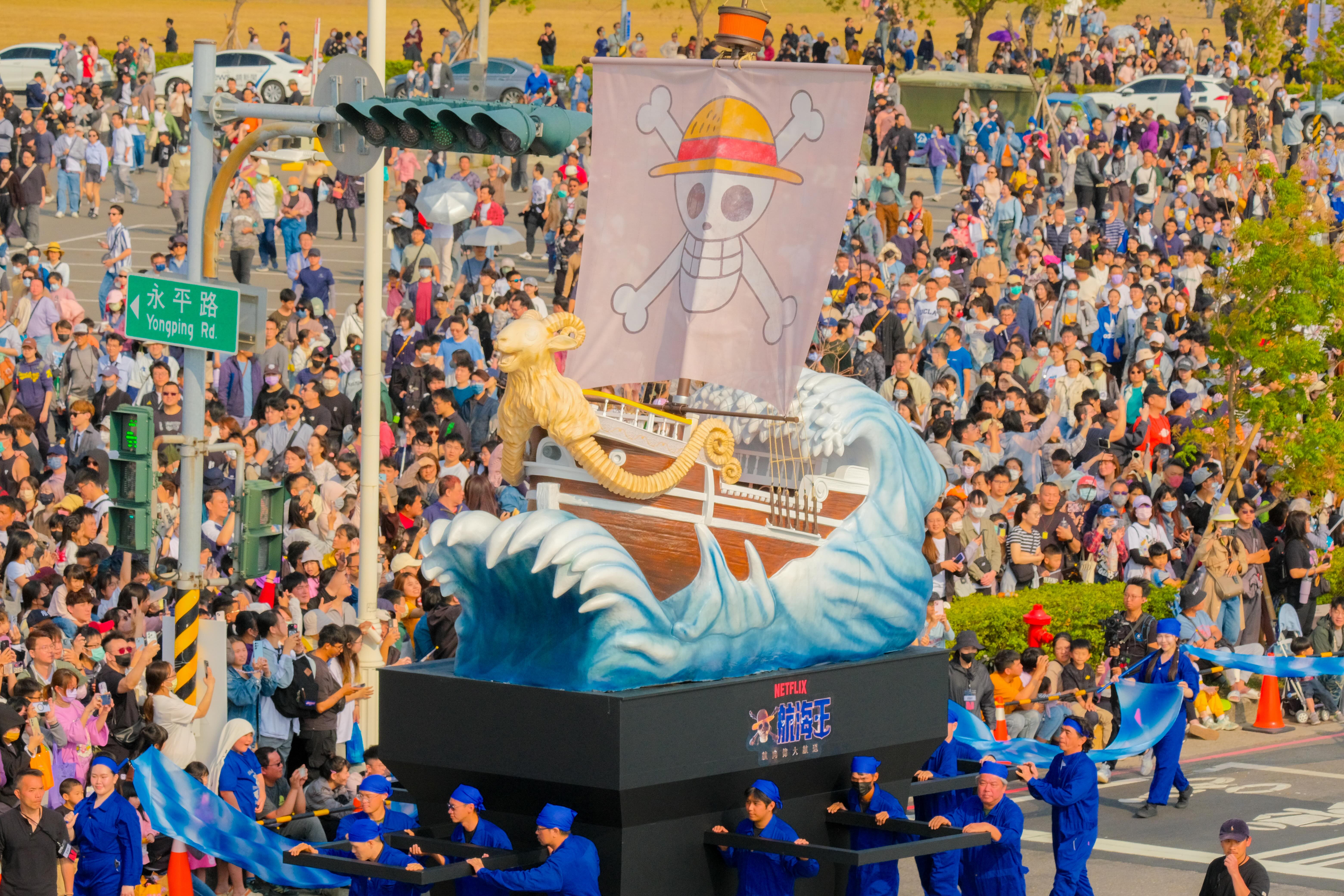 Netflix《航海王》第2季「媽祖護航！草帽海賊大遊行」，萬人簇擁梅利號場面壯觀。（Netflix提供）