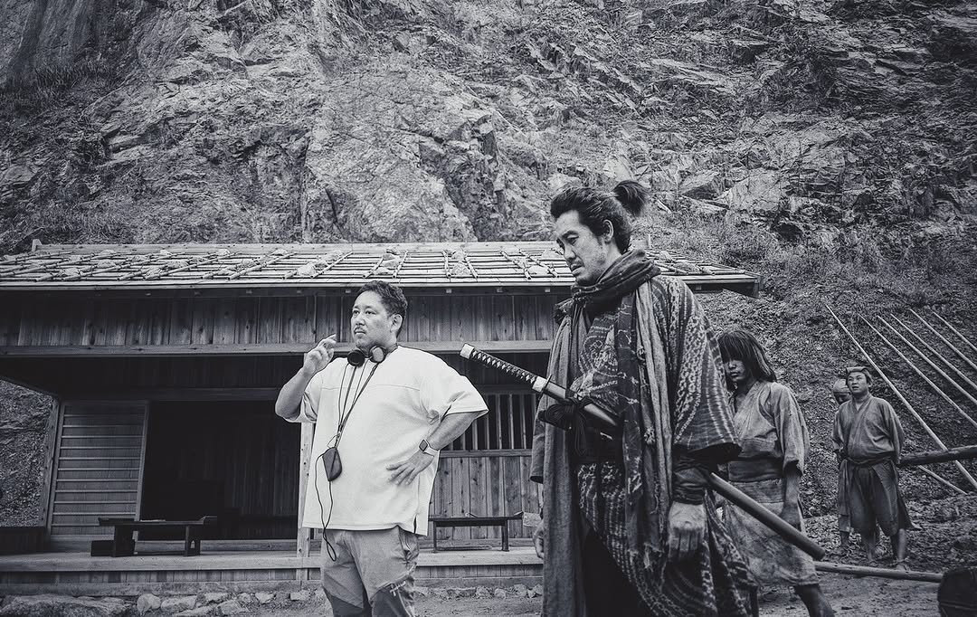 入江悠（左）藉由大泉洋（右）主演的時代劇《室町無賴》，表達現代人面對生活的取捨與選擇。（翻攝自室町無賴IG）