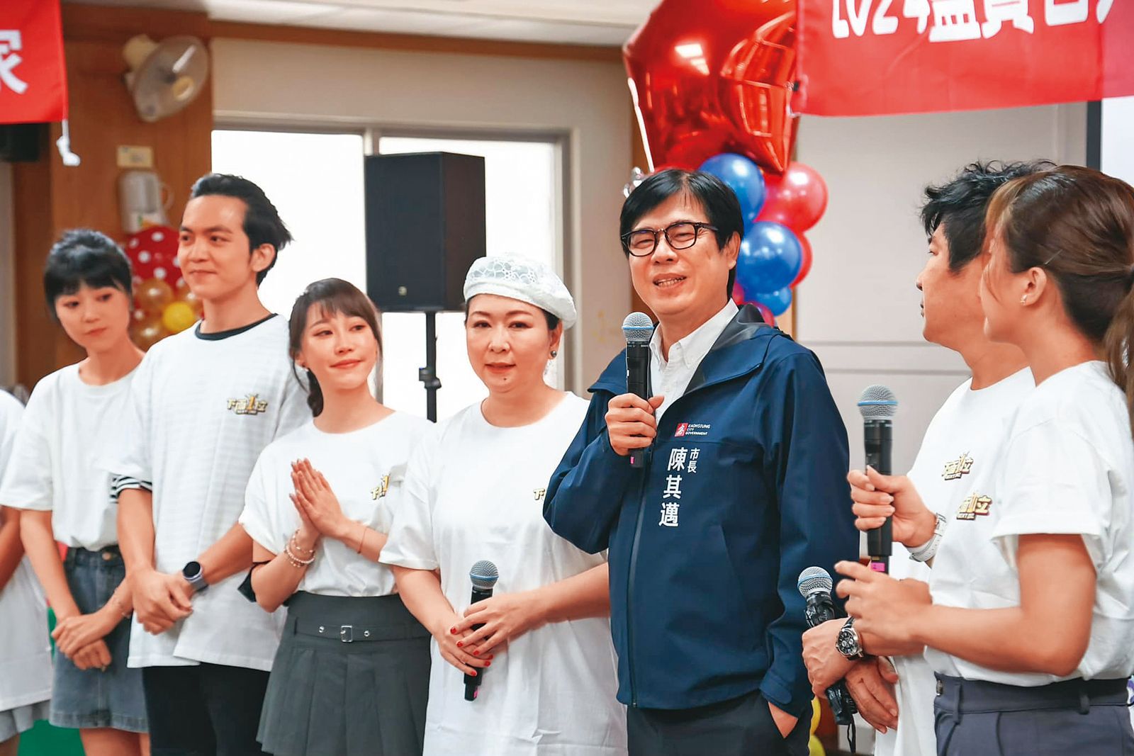 郭忠祐（左一）、黃露瑤（左二）兩年前曾一起南下高雄，出席「藍寶石歌廳秀」記者會，與胡瓜（右二）及高雄市長陳其邁（右三）合影。（翻攝自黃露瑤臉書）