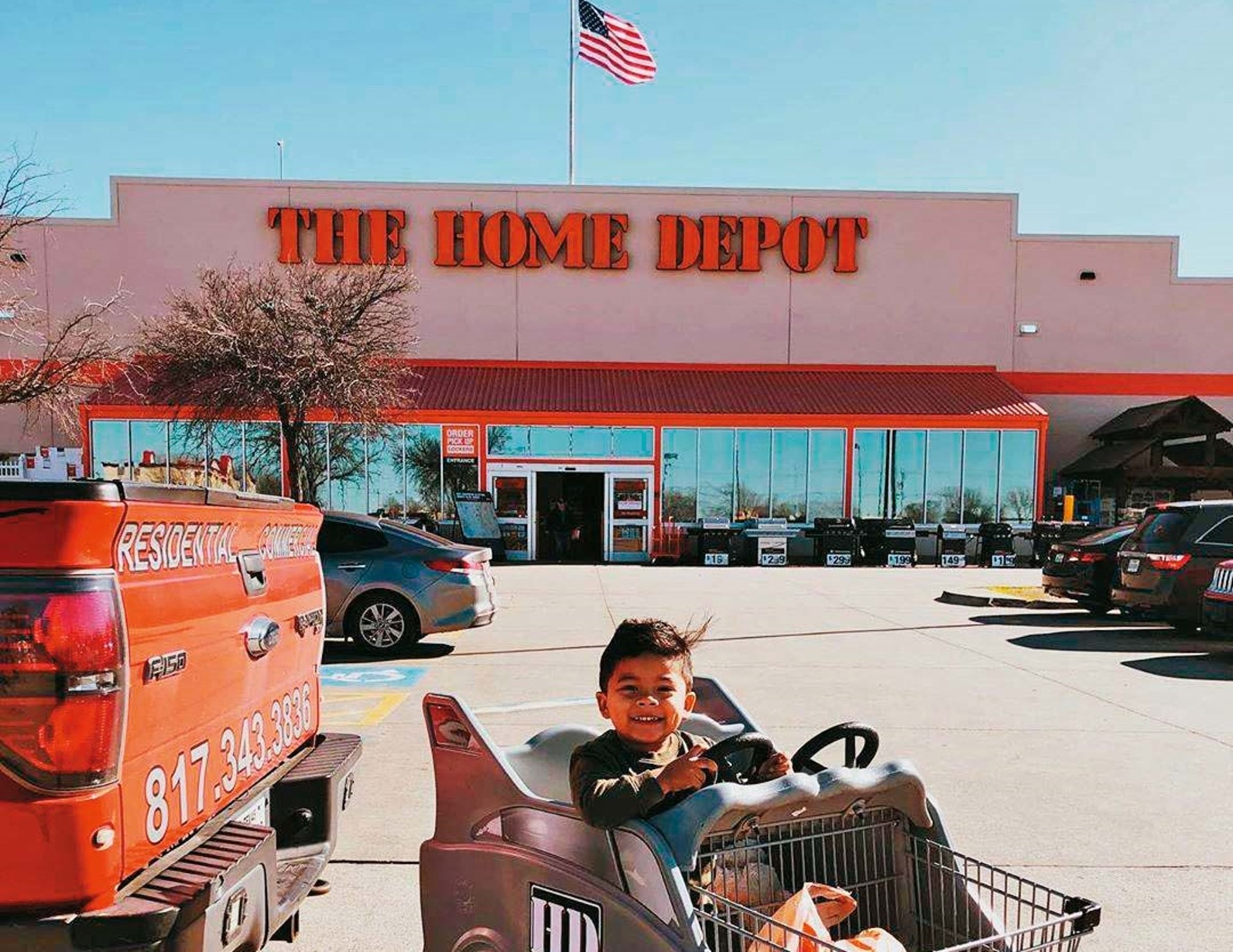 受美國房市成交量急凍影響，美國Home Depot今年來股價下跌近9%，遠遜於大盤。（翻攝Home Depot臉書）
