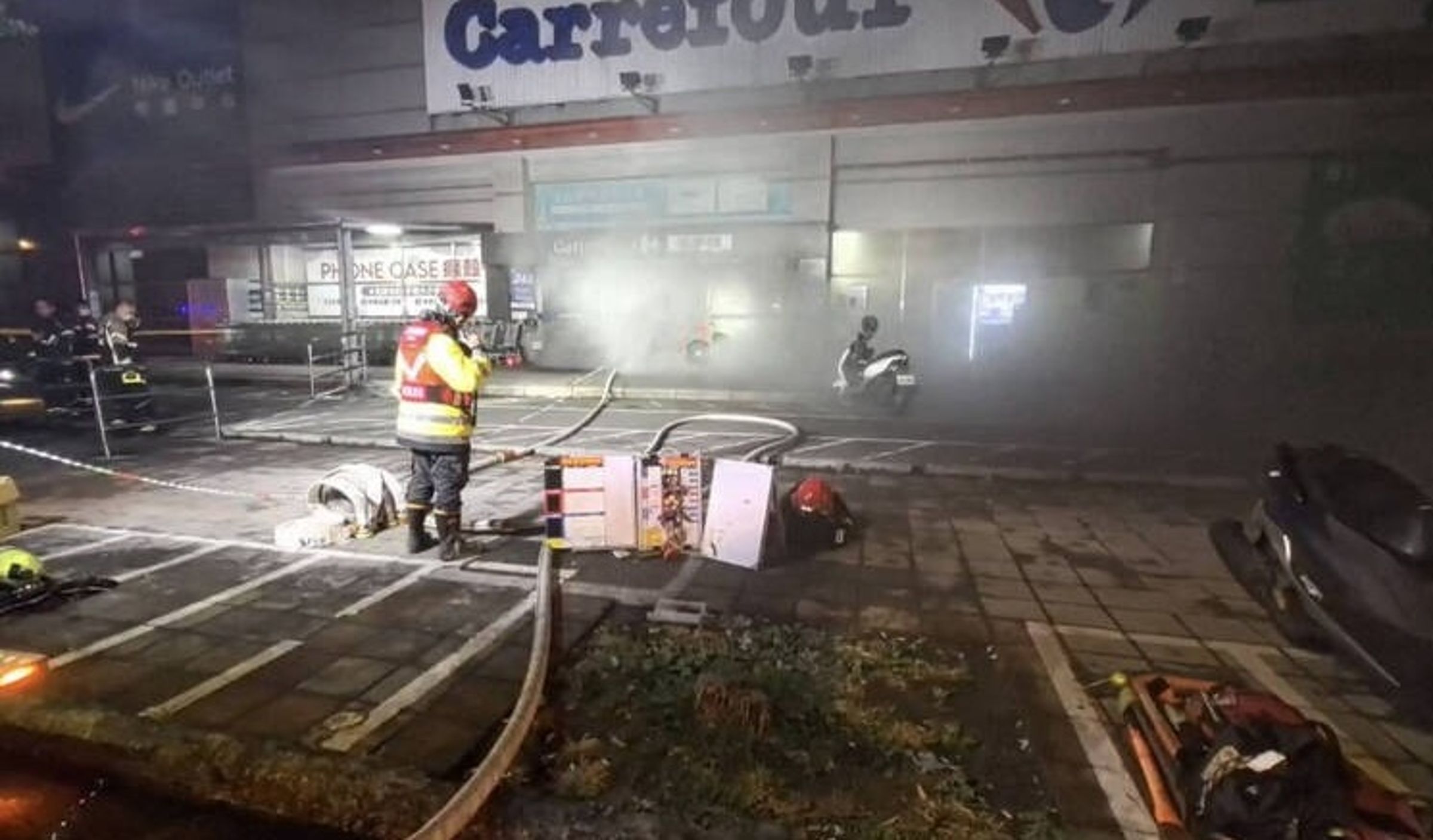 3男在家樂福中原店玩打火機，引起火災。（桃園市消防局提供）