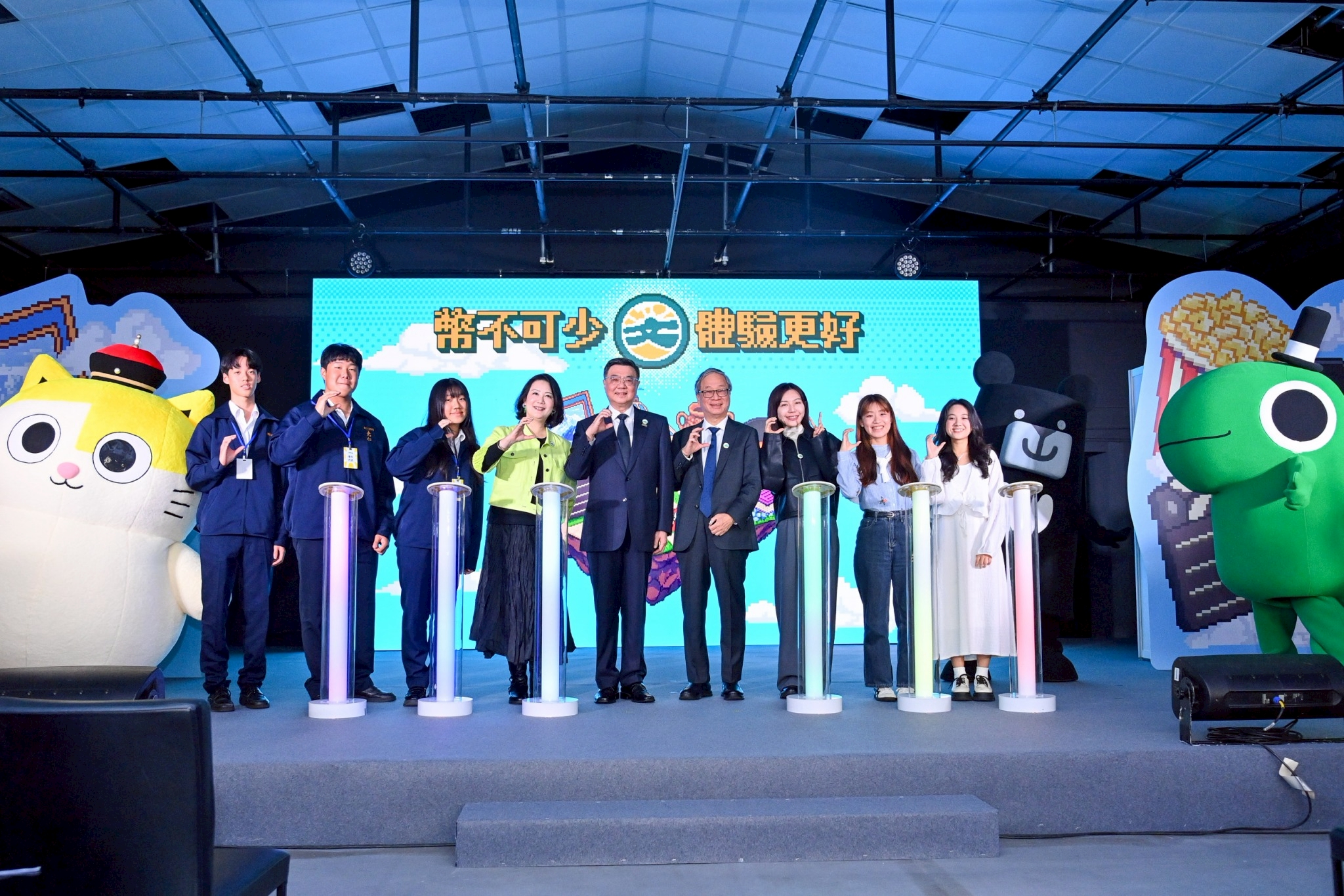 卓榮泰日前與文化部長李遠出席文化幣擴大發放記者會。（行政院提供）