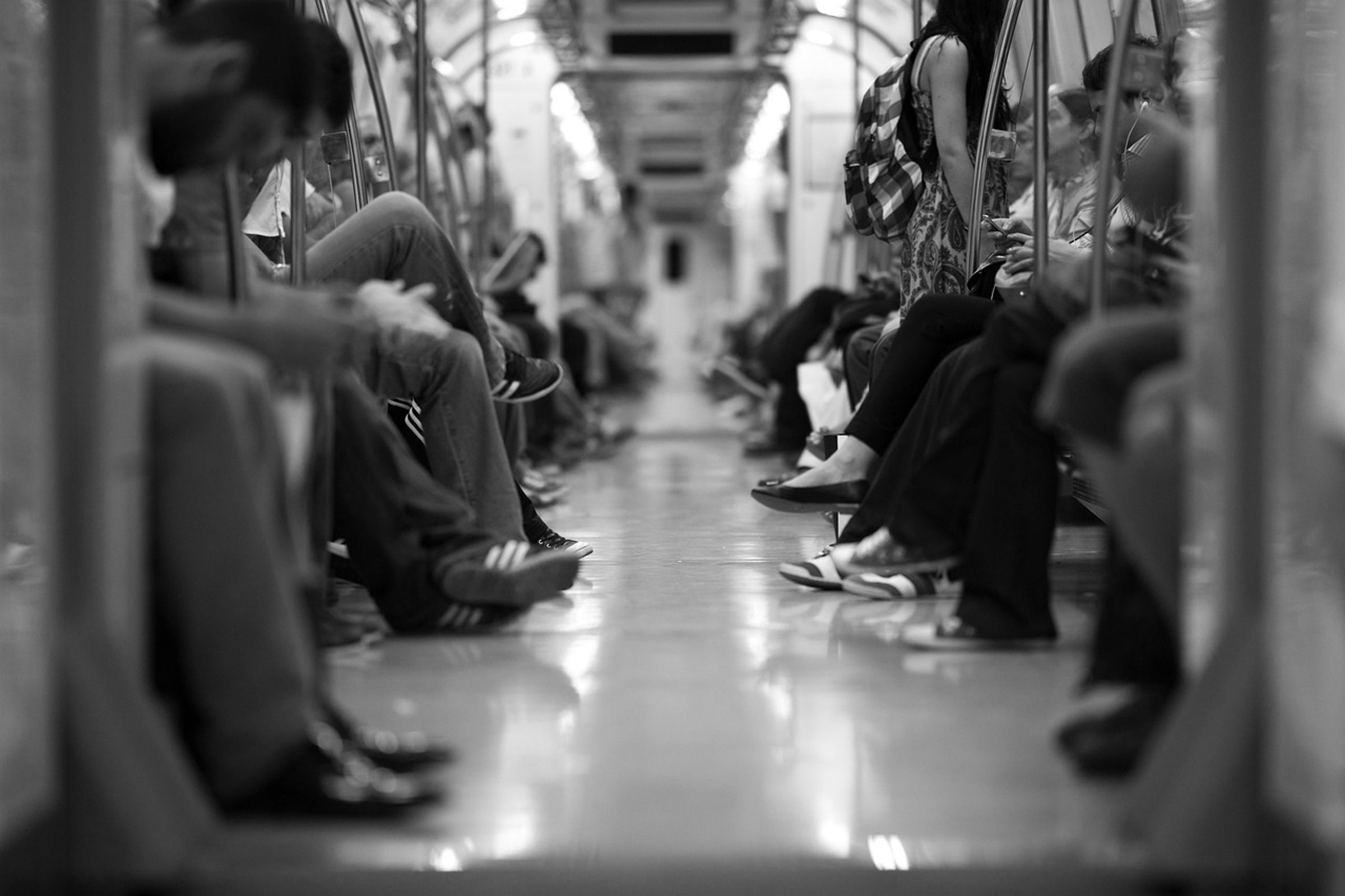 一名女子只因男子撇了她一眼,就公然在地鐵上對男子揮拳攻擊;示意圖。(Pixabay/Image by Engin Akyurt)