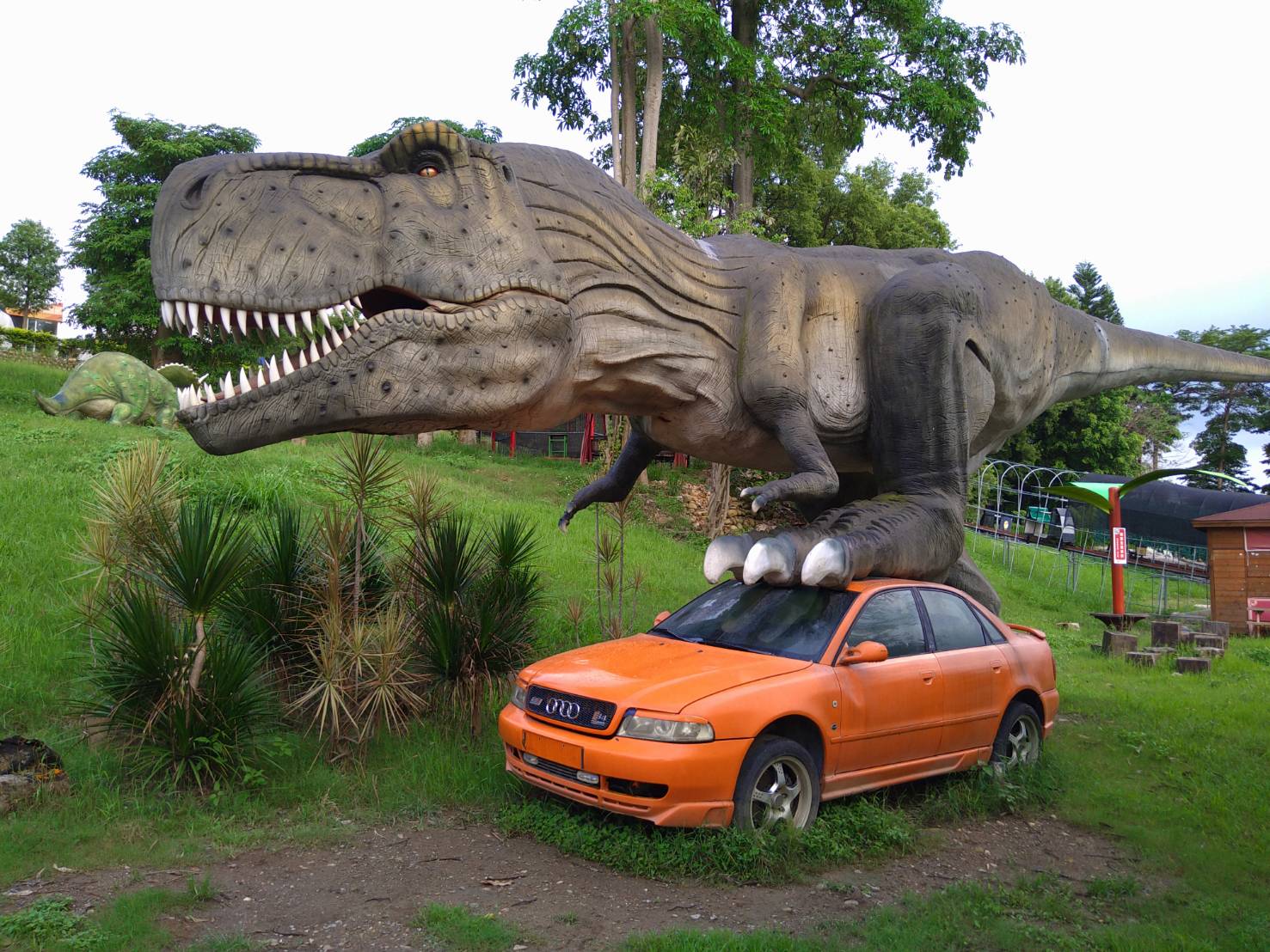 彰化員林的「百果山探索樂園」為全台第一座恐龍主題樂園，不過業者今宣布將只營業至本月底。（翻攝自百果山探索樂園臉書）