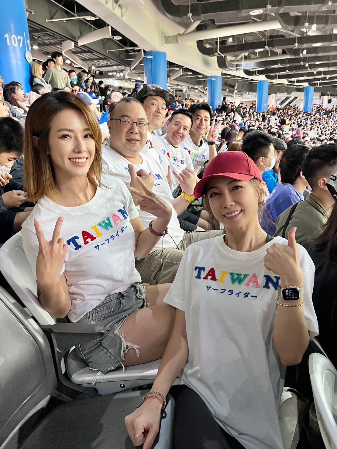 黃瑄和演藝圈友人到大巨蛋看球賽。(三立提供)
