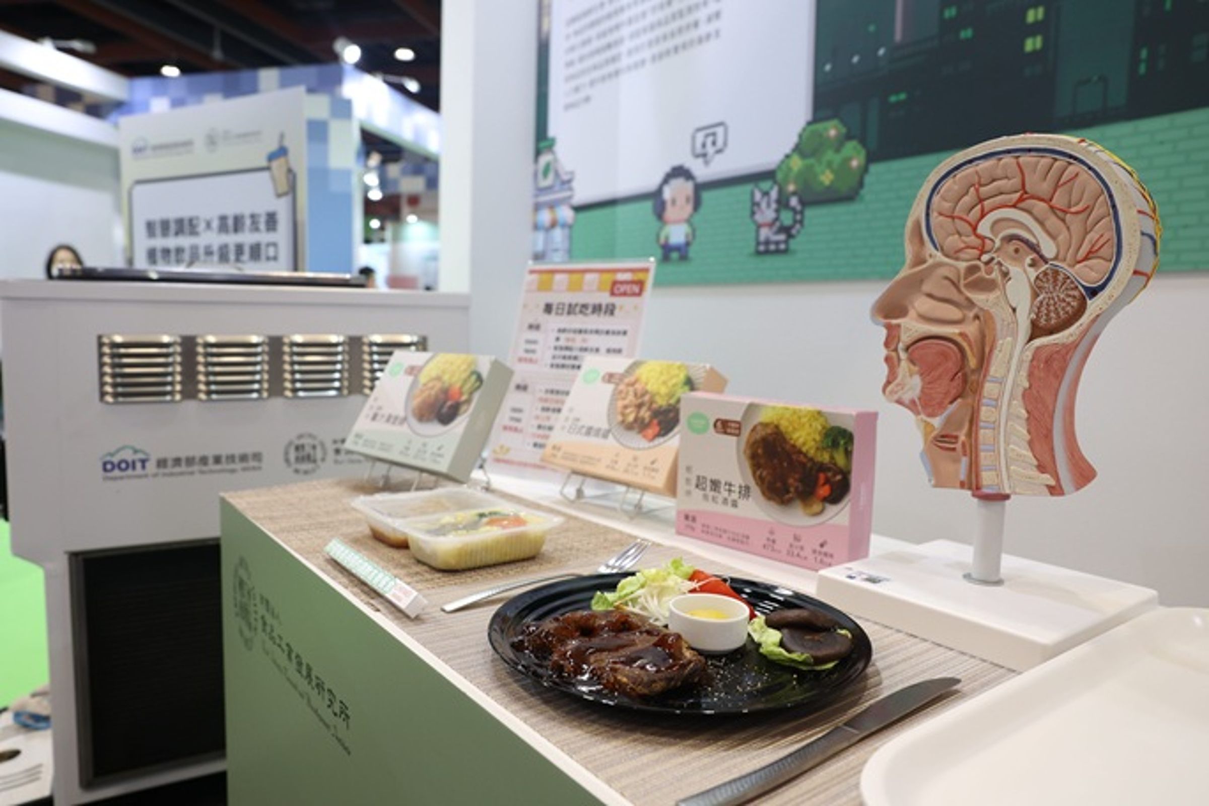 食品工業研究所開發出「一抿就碎」的牛排,提供長者保留原始質地的機能餐食選擇,目前已經技轉給奇美食品。(經濟部提供)