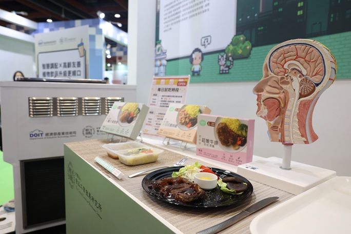 食品工業研究所開發出「一抿就碎」的牛排，提供長者保留原始質地的機能餐食選擇，目前已經技轉給奇美食品。（經濟部提供）