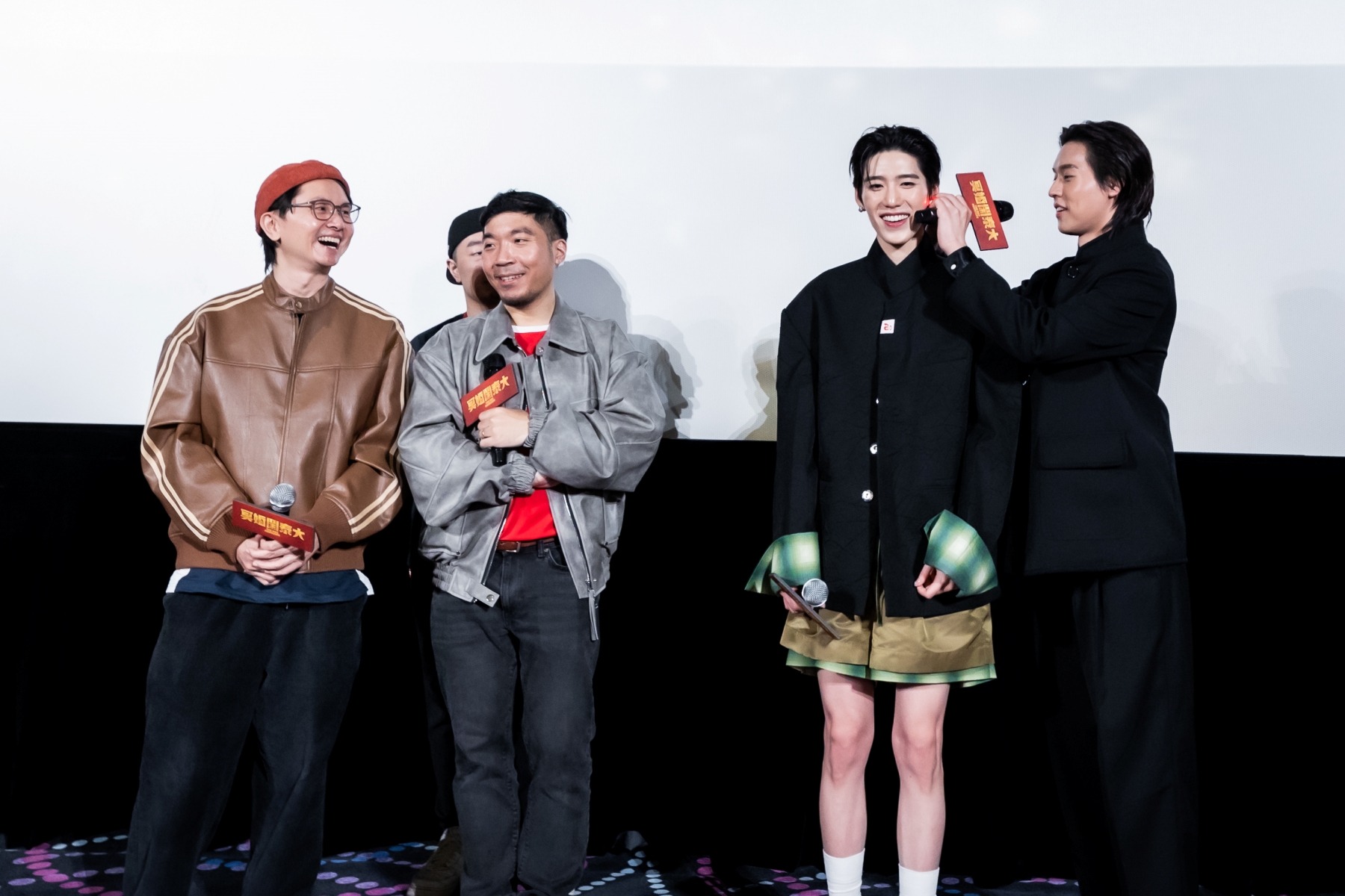 知名導演班莊（左1）是《冥婚鬧泰大》的監製，上週才與Billkin（右1）、PP Krit（右2）及導演查揚諾（左2）結束在台灣的宣傳行程。（金盞花大影業提供）