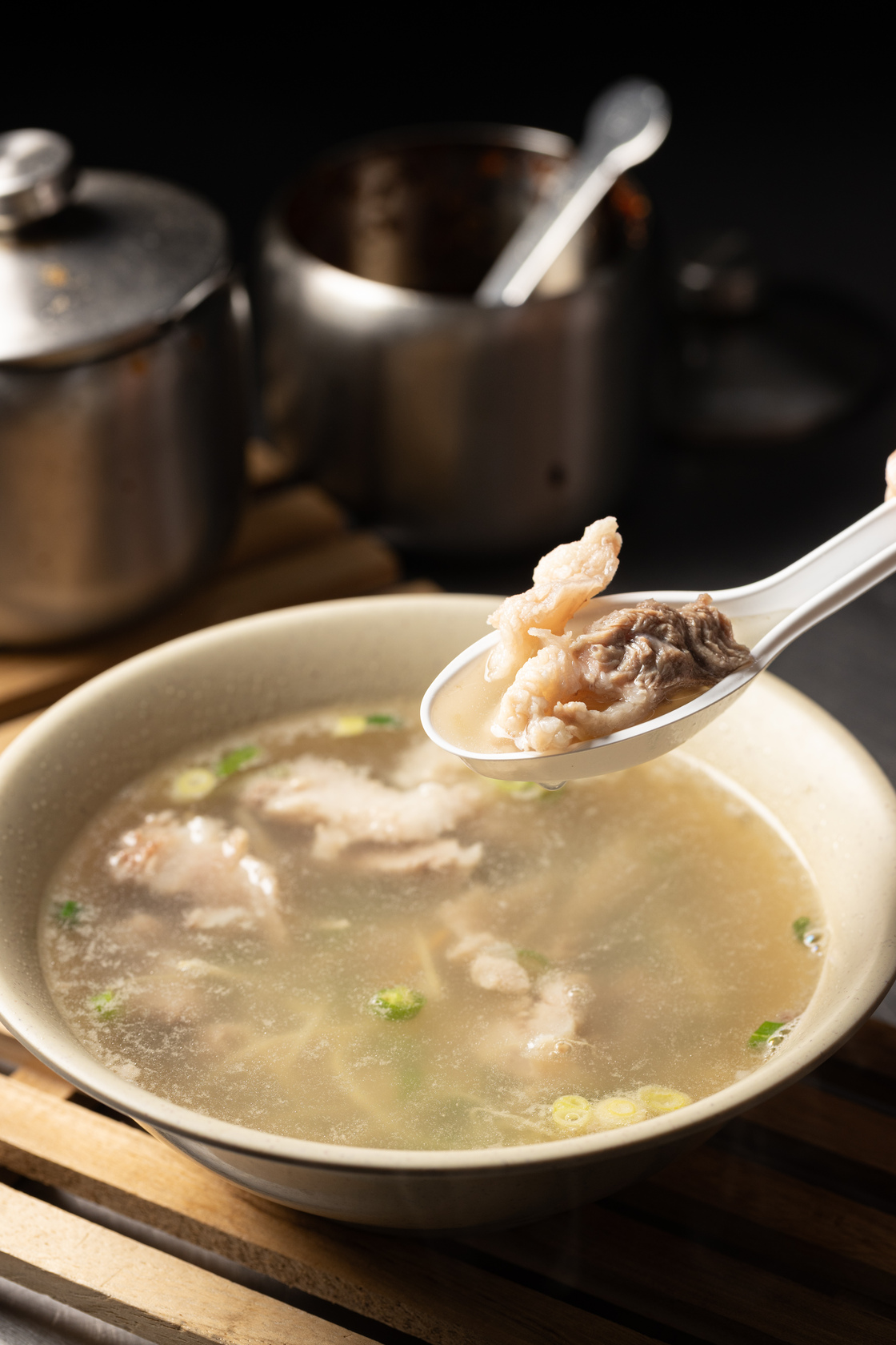 「骨仔肉湯」豬肉帶筋，湯頭佐上薑絲及蔥末，清爽解膩。（50元／碗）