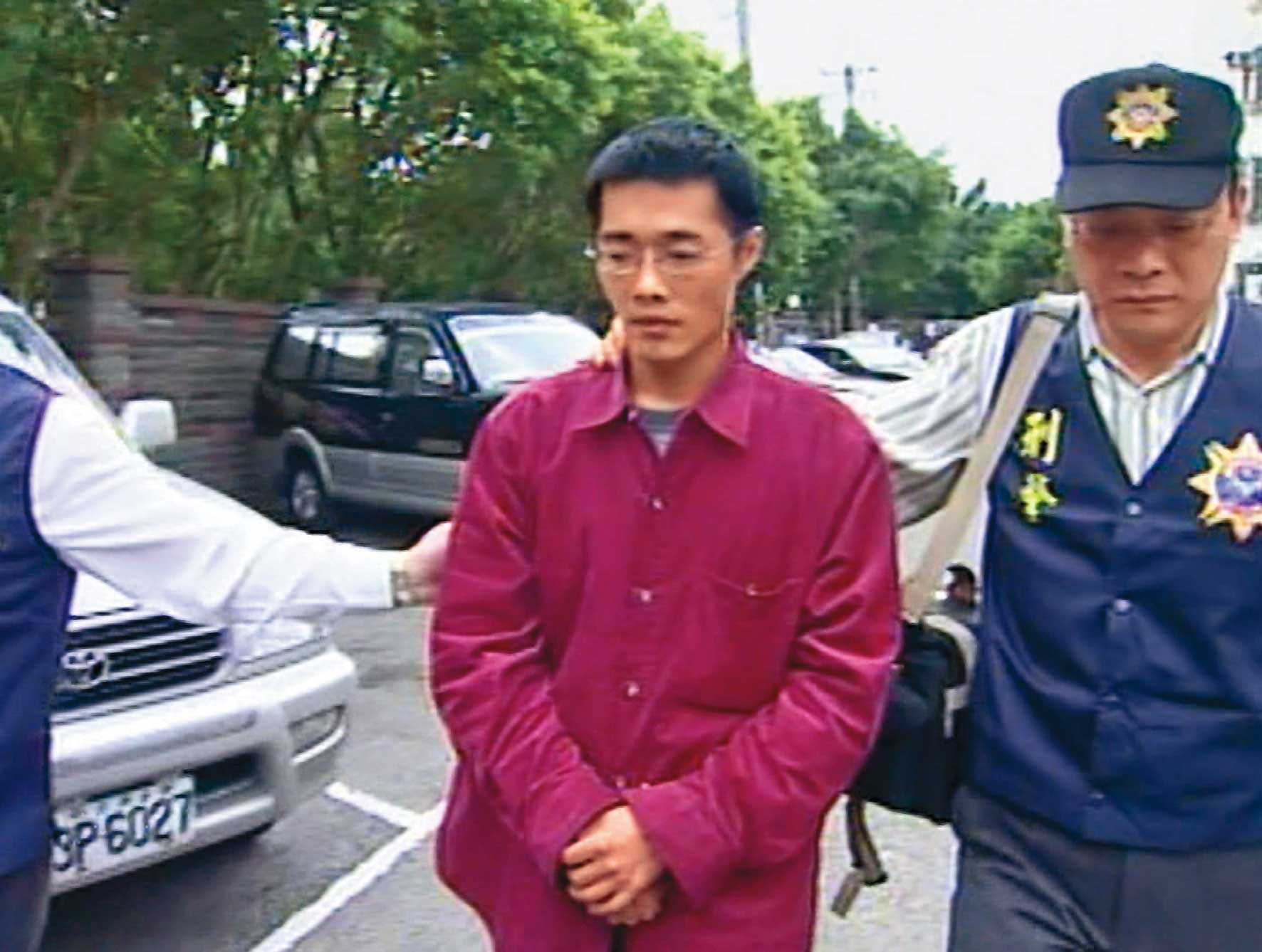 張志輝（左）載著女友的屍體到處繞行、接受採訪，周旋6個多小時才自首。（東森新聞提供）