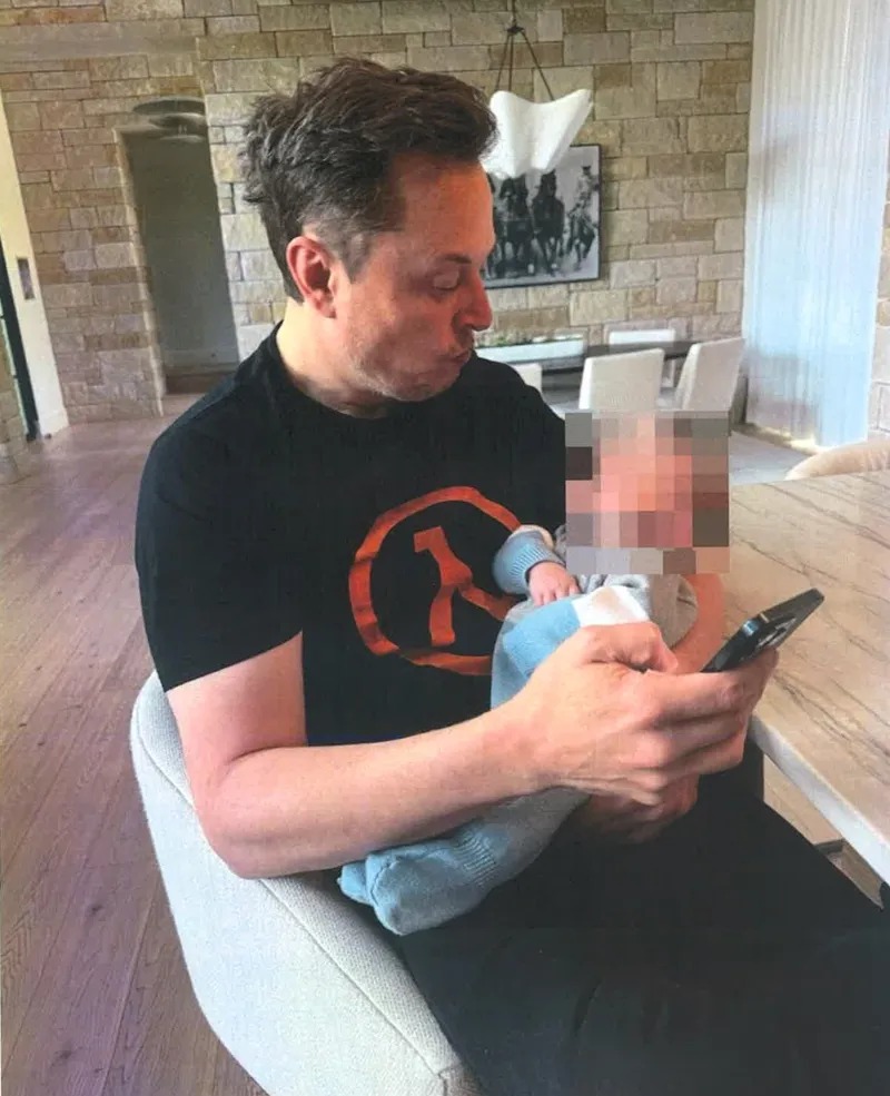 馬斯克抱著他與聖克萊爾生的孩子。（翻攝NY Post）