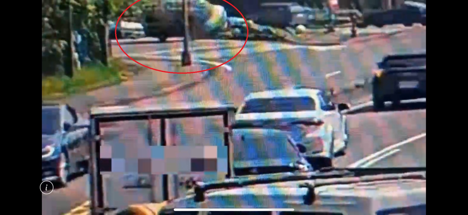 林男酒駕自撞翻車(紅圈),訊後依公共危險送辦。(翻攝畫面)