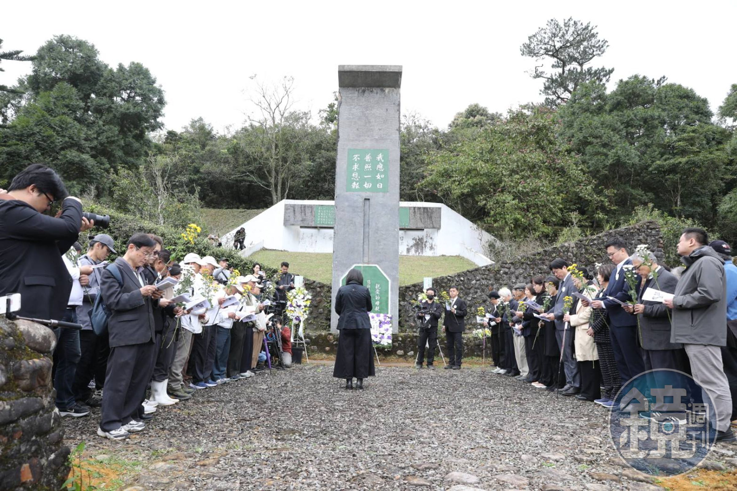 林宅血案46年,慈林基金會今日在宜蘭林家墓園舉行追思會,林義雄的妻子方素敏與親友到場,與上百名民眾一起哀悼。