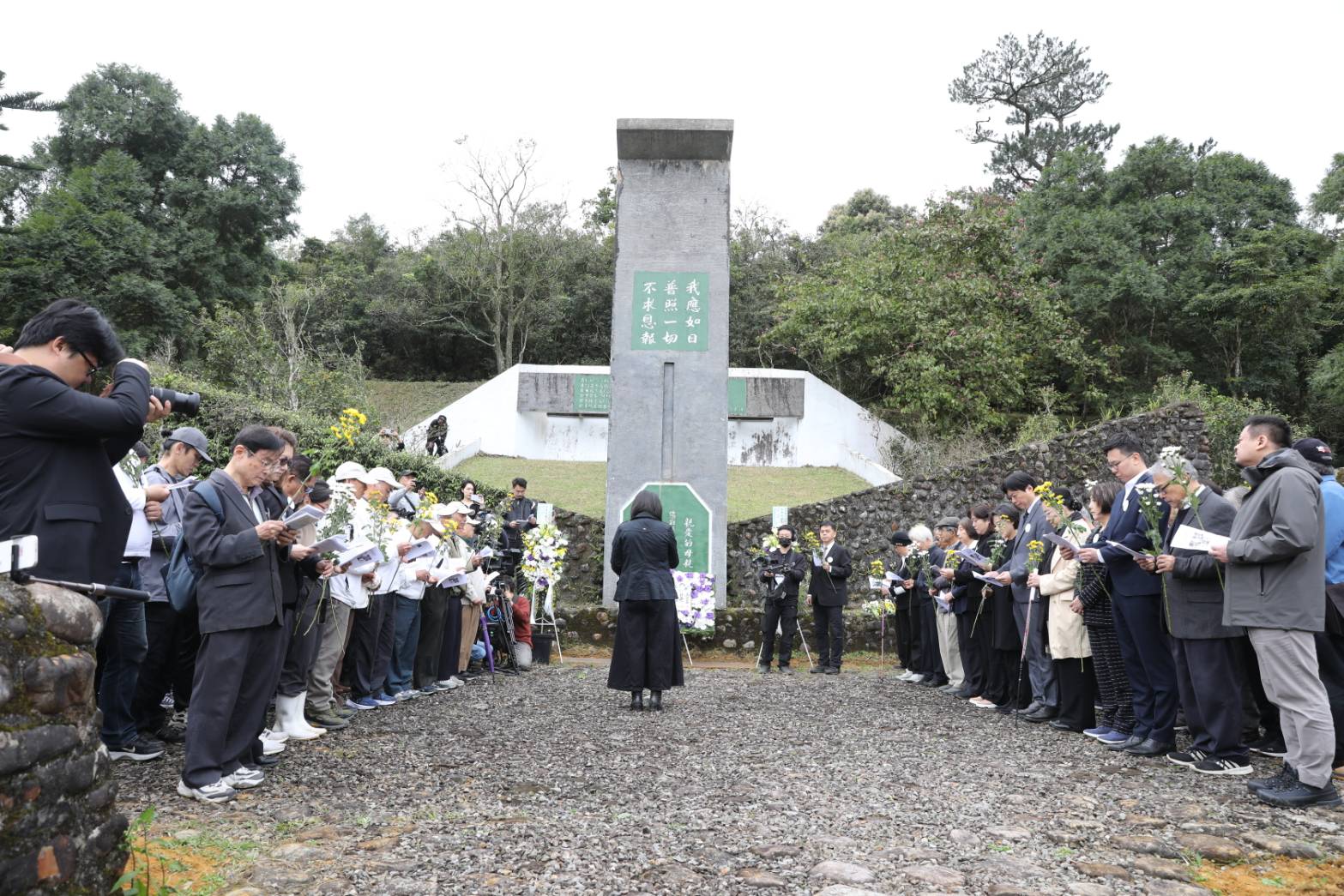 林宅血案46年，慈林基金會今日在宜蘭林家墓園舉行追思會，林義雄的妻子方素敏與親友到場，與上百名民眾一起哀悼。