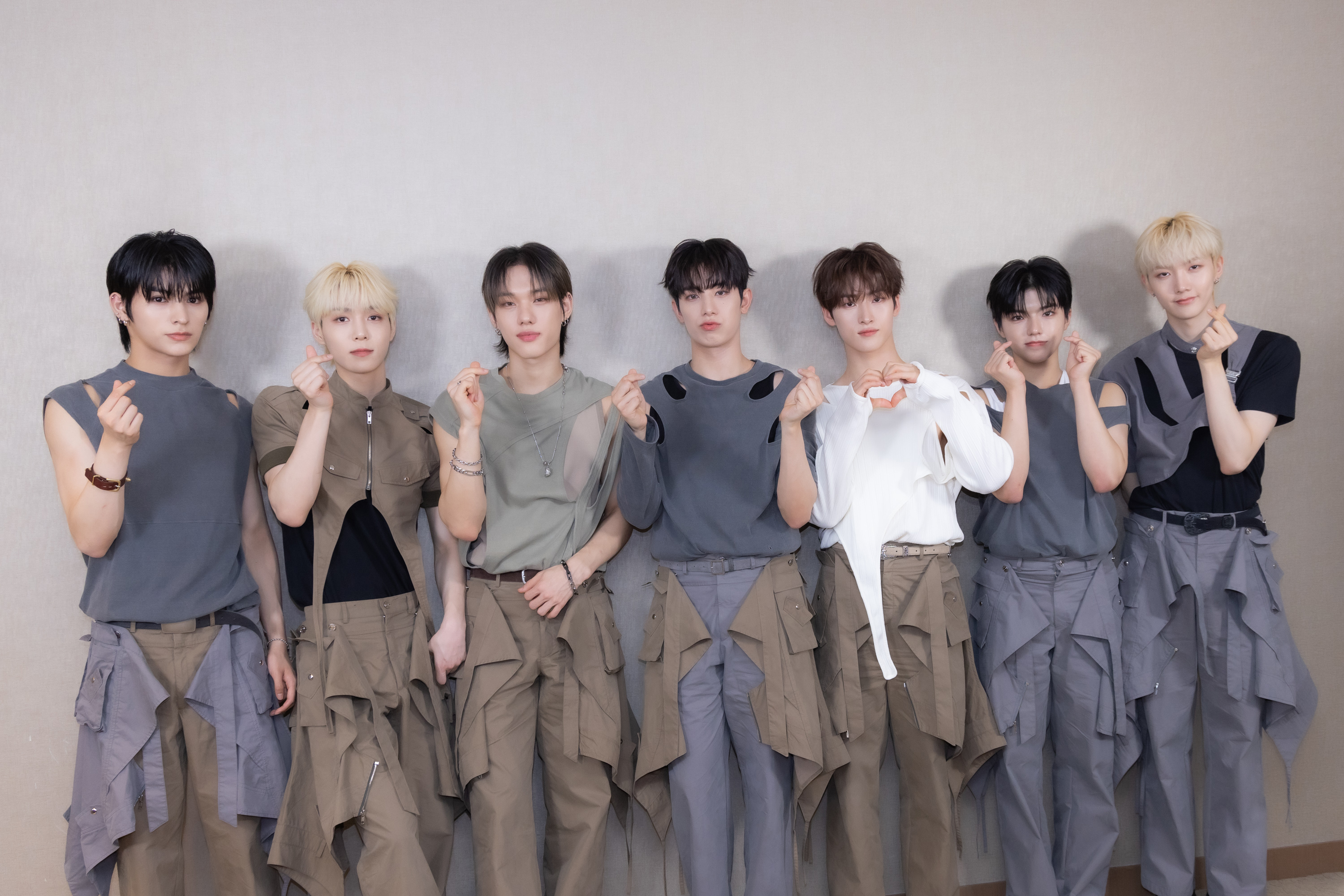 韓國男團ALL(H)OURS第一次訪台，將在台北、台中舉辦路演、簽售等多樣化活動與粉絲同樂。（成員左起：Masami、Minje、Xayden、Kunho、Youmin 、ON:N 、Hyunbin。（COME ON JKSSP提供）