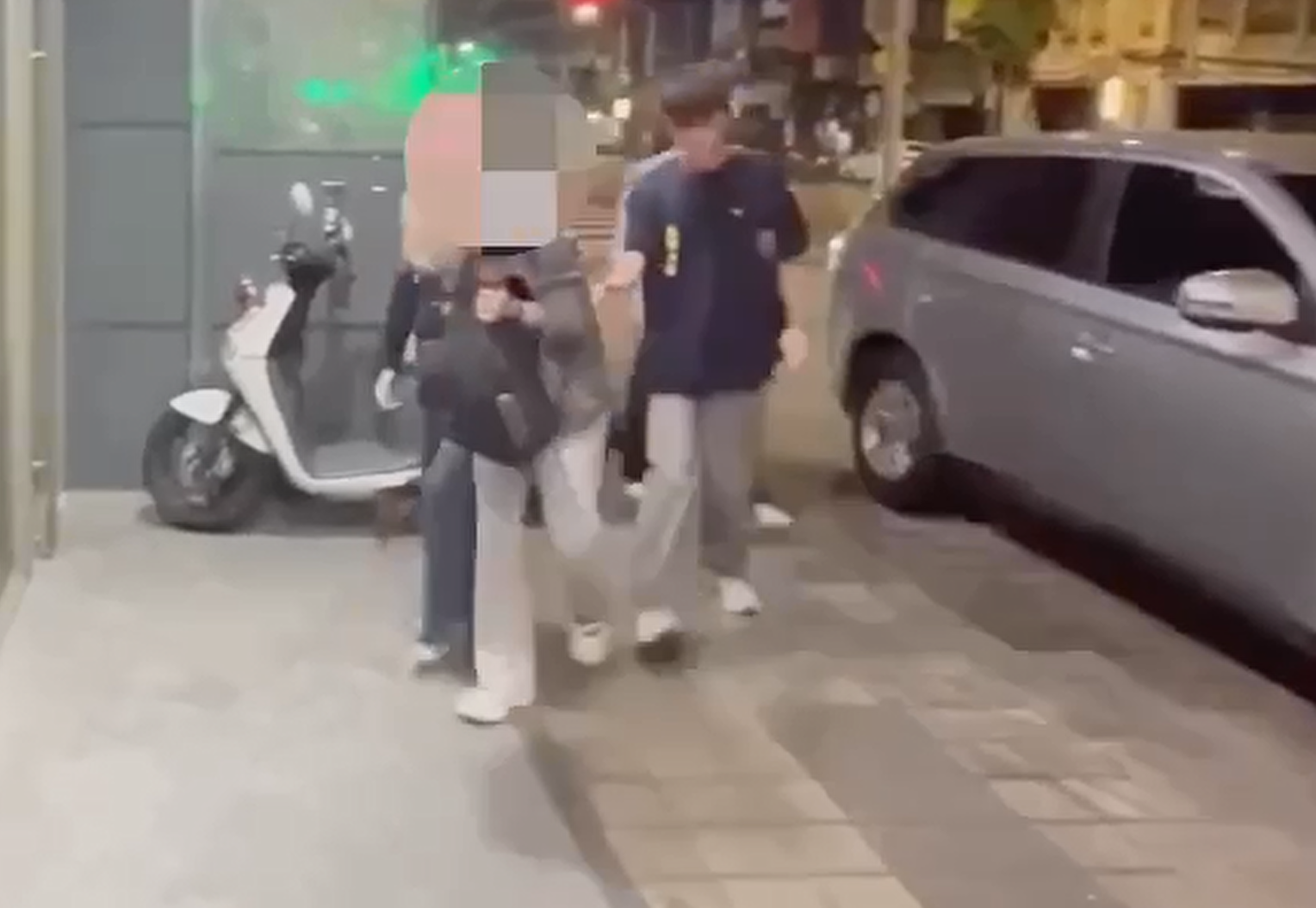 一名女毒品通緝犯昨日與男友騎乘機車，遇警攔查竟拋下男友拒捕逃逸，警方先逮捕現場的男嫌，事後循線再將女嫌查獲到案。（翻攝畫面）