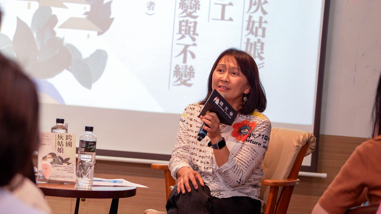 藍佩嘉說，如今她有更多人生經驗，也經歷過家人長照，就會知道：現實是坑坑巴巴的，充滿了妥協與協商。（鏡文學提供）