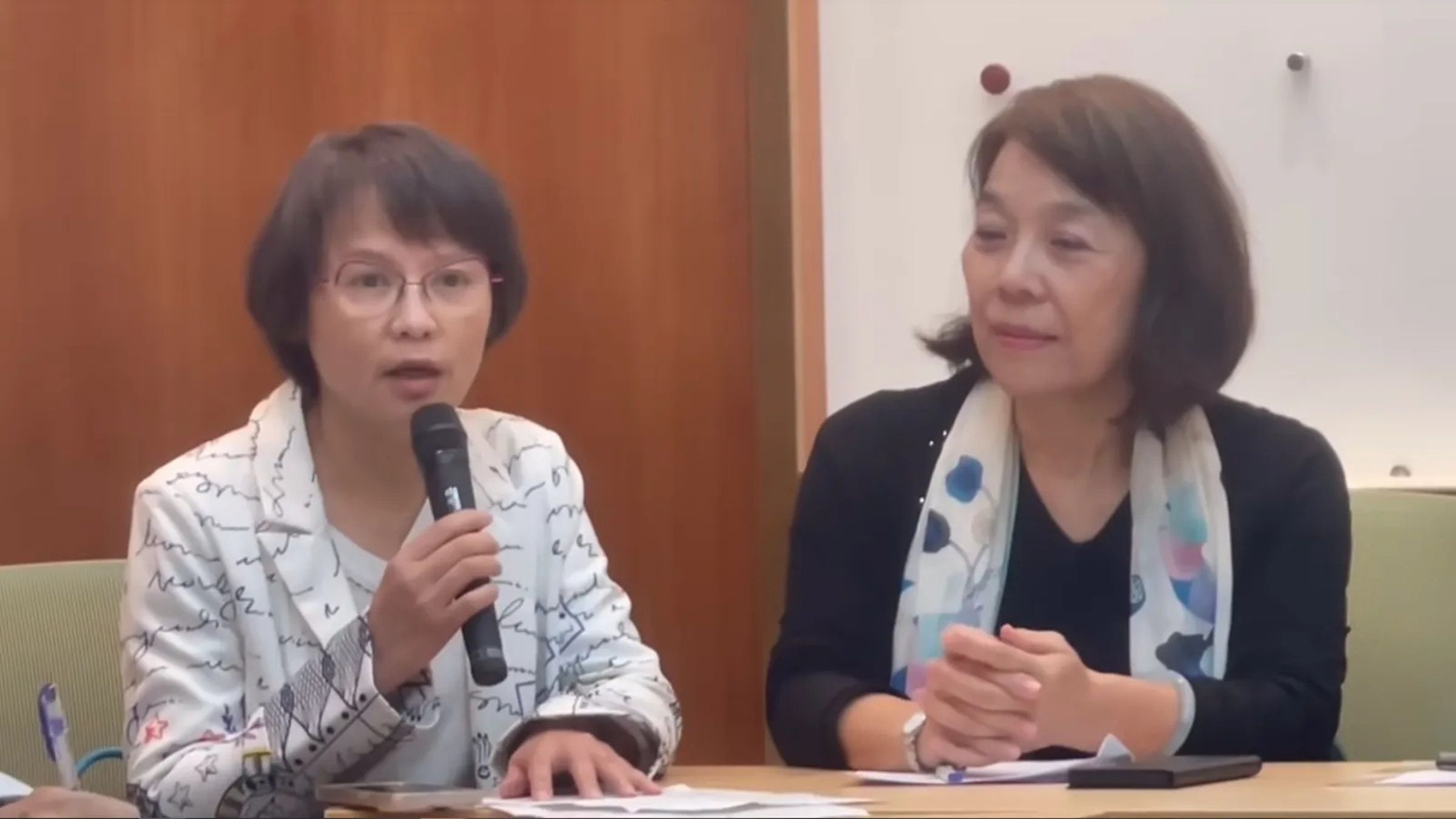 北一女教師區桂芝(左)4日在記者會上痛批108課綱無恥、不倫,引發熱議。(翻攝自臉書)