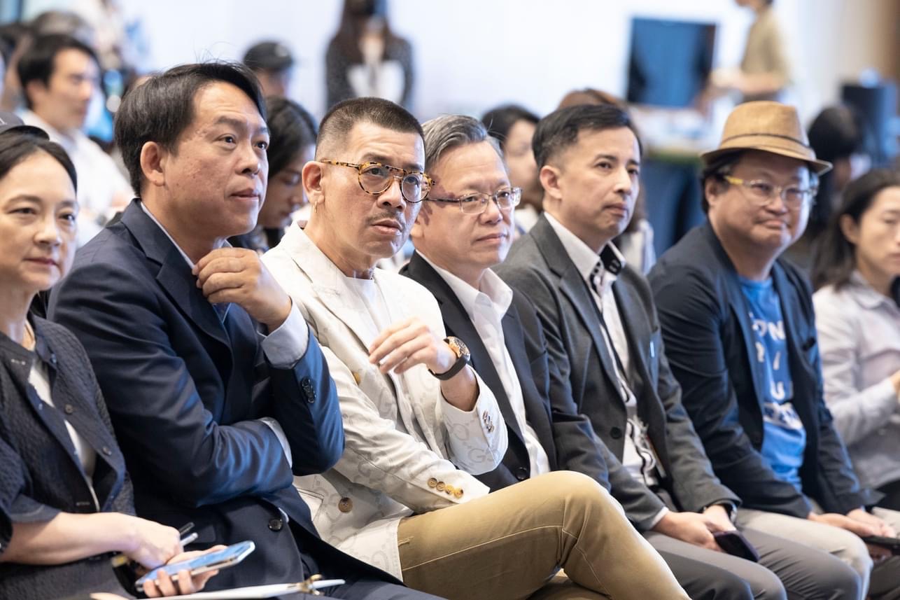 蔡嘉駿(左三)現身文策院擴大舉辦的TCCF內容創意大會,吸取不同領域業界人土的討論意見。(文策院提供)