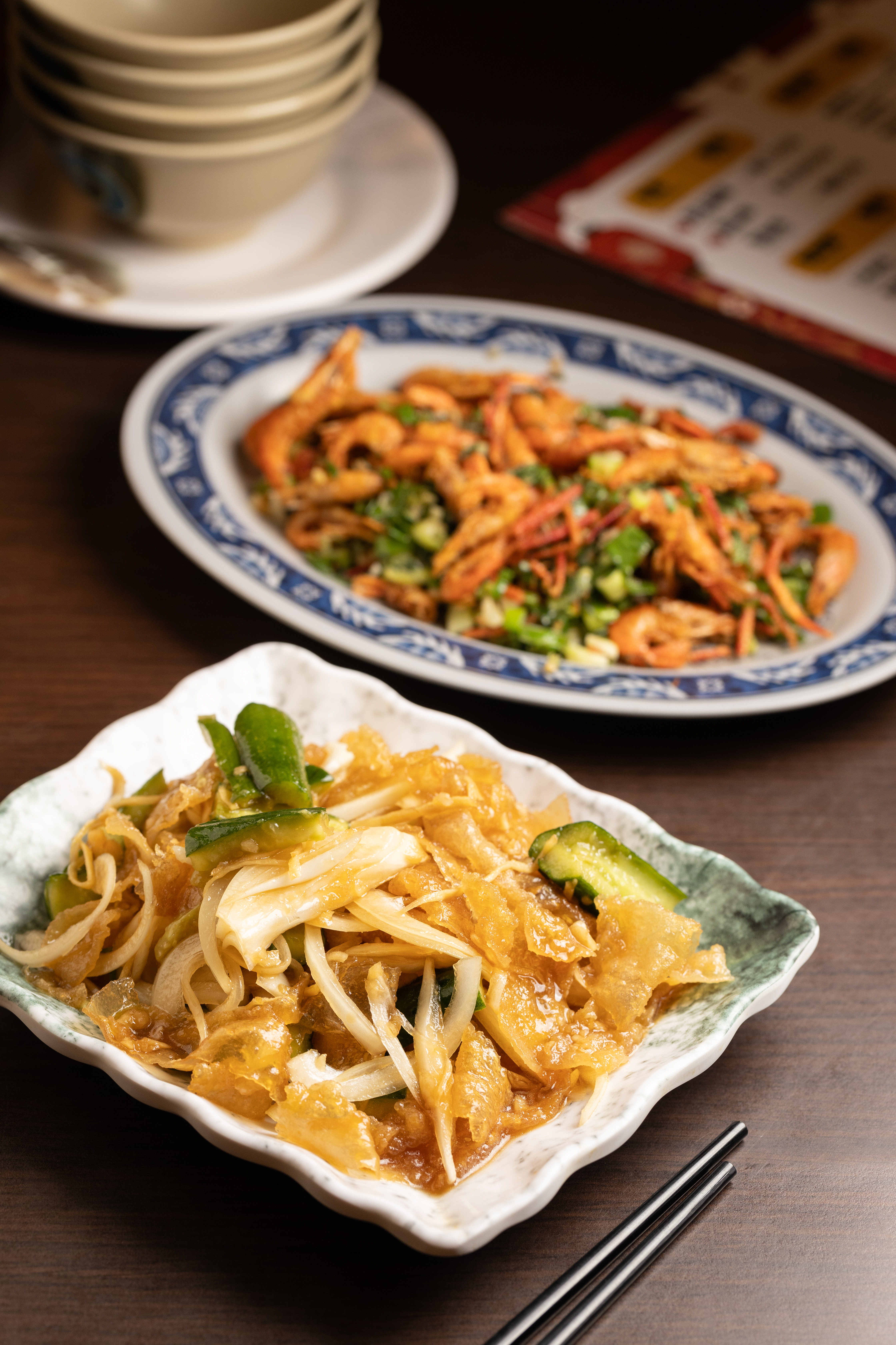 口感近似於海蜇皮的「涼拌山豬皮」（前，220元／份）酸爽開胃；標榜正野生的「鹹酥溪蝦」（後，300元／份）每隻蝦都很有肉。