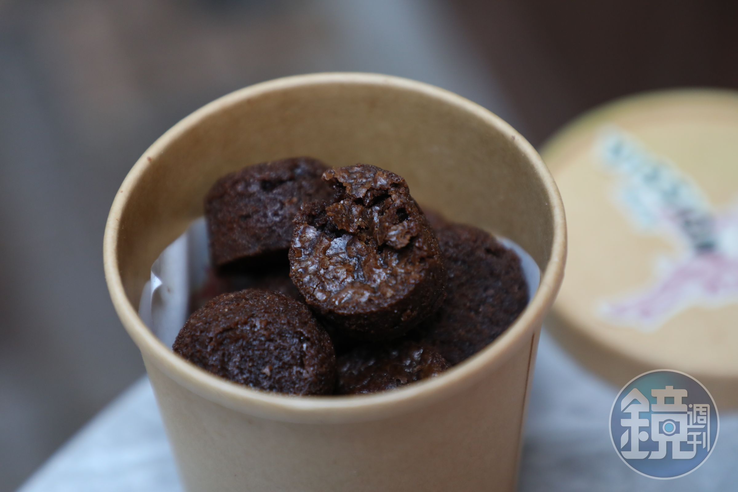迷你巧克力泥蛋糕「Mini Mud Cake Bites」嗜甜的人才能挑戰。(港幣60元/12顆一盒)