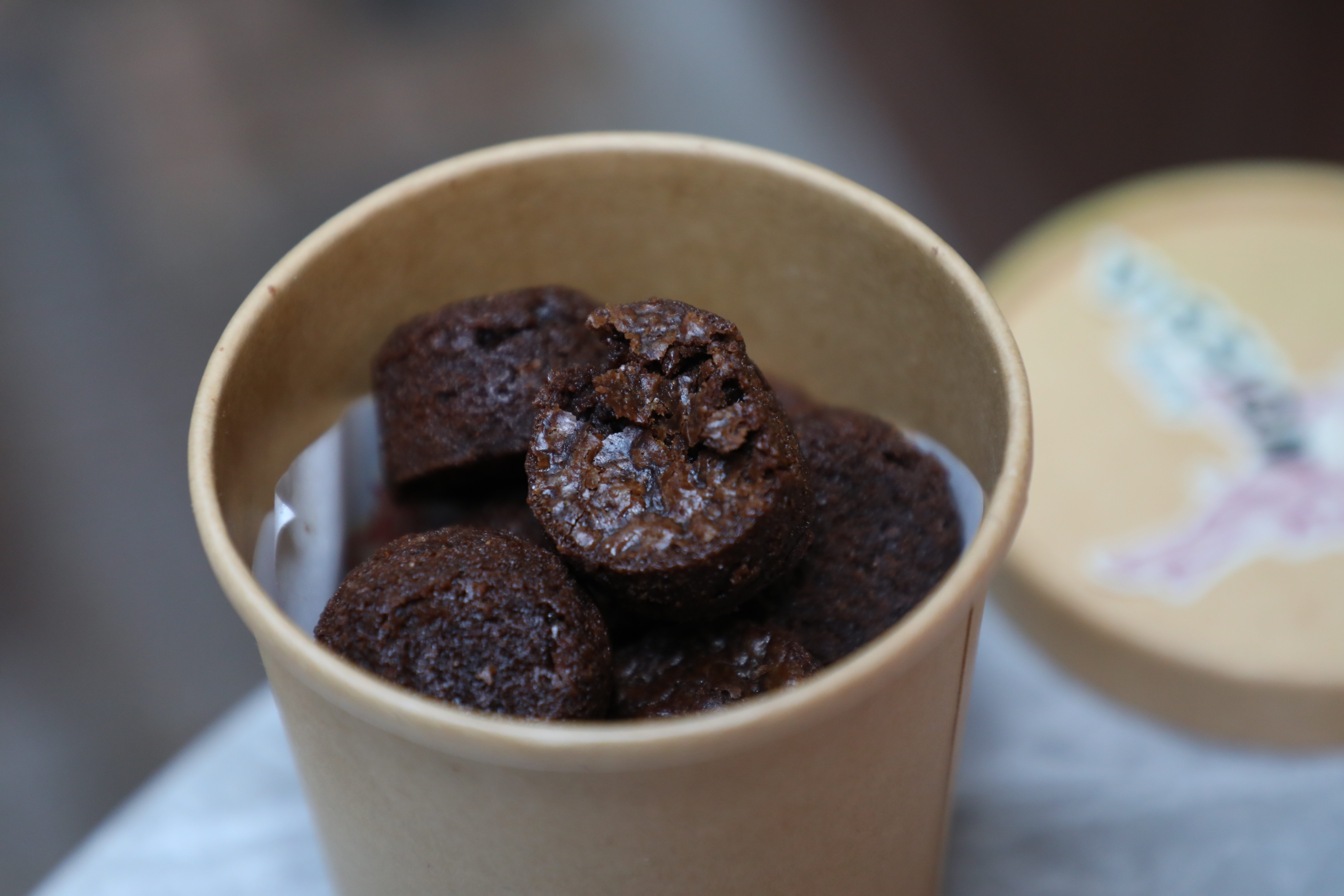 迷你巧克力泥蛋糕「Mini Mud Cake Bites」嗜甜的人才能挑戰。（港幣60元／12顆一盒）