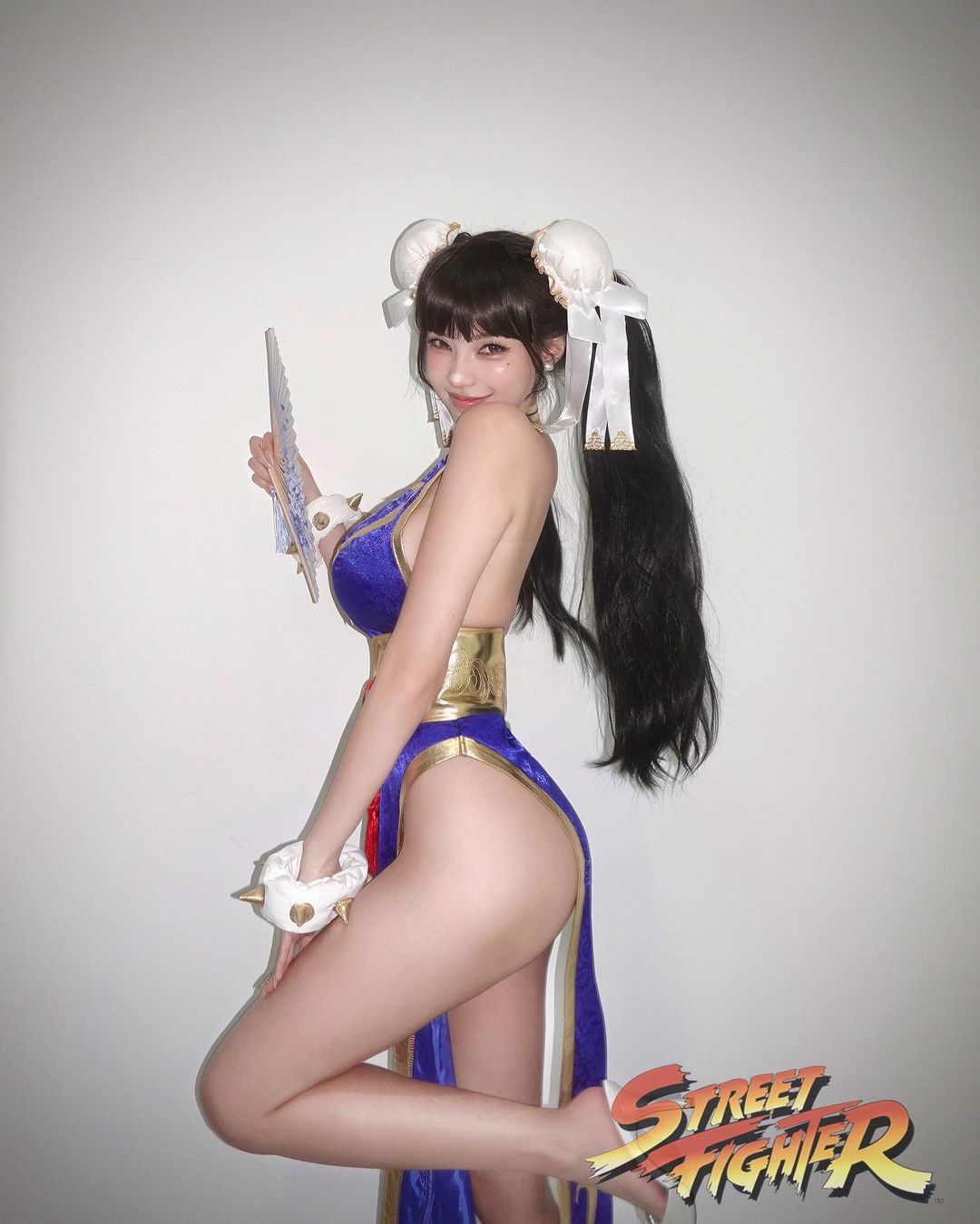 黃琳Cosplay成真人版春麗,側面角度大露美腿與翹臀。(翻攝IG@lovelynnboo)