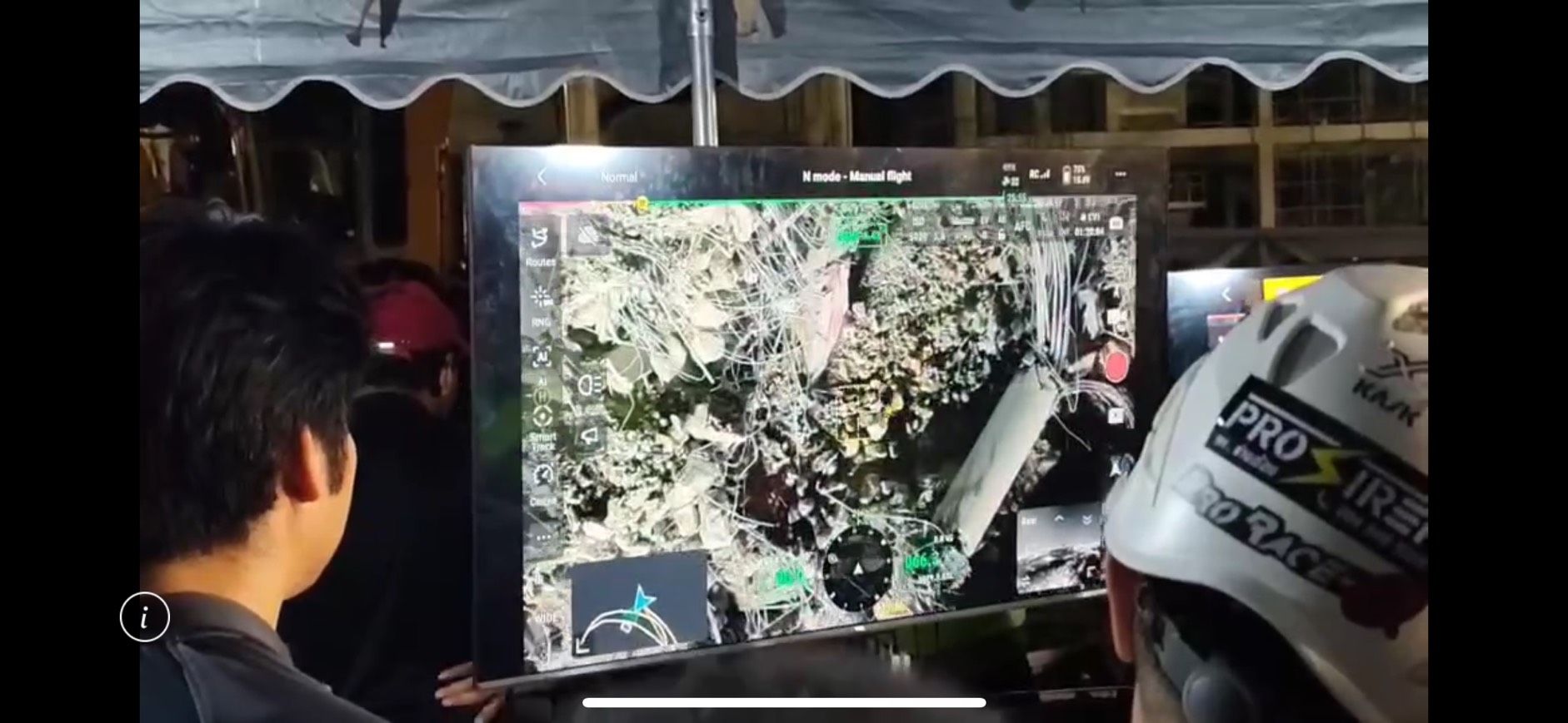 救難人員出動微型攝影機了解倒塌廢墟內的情況。